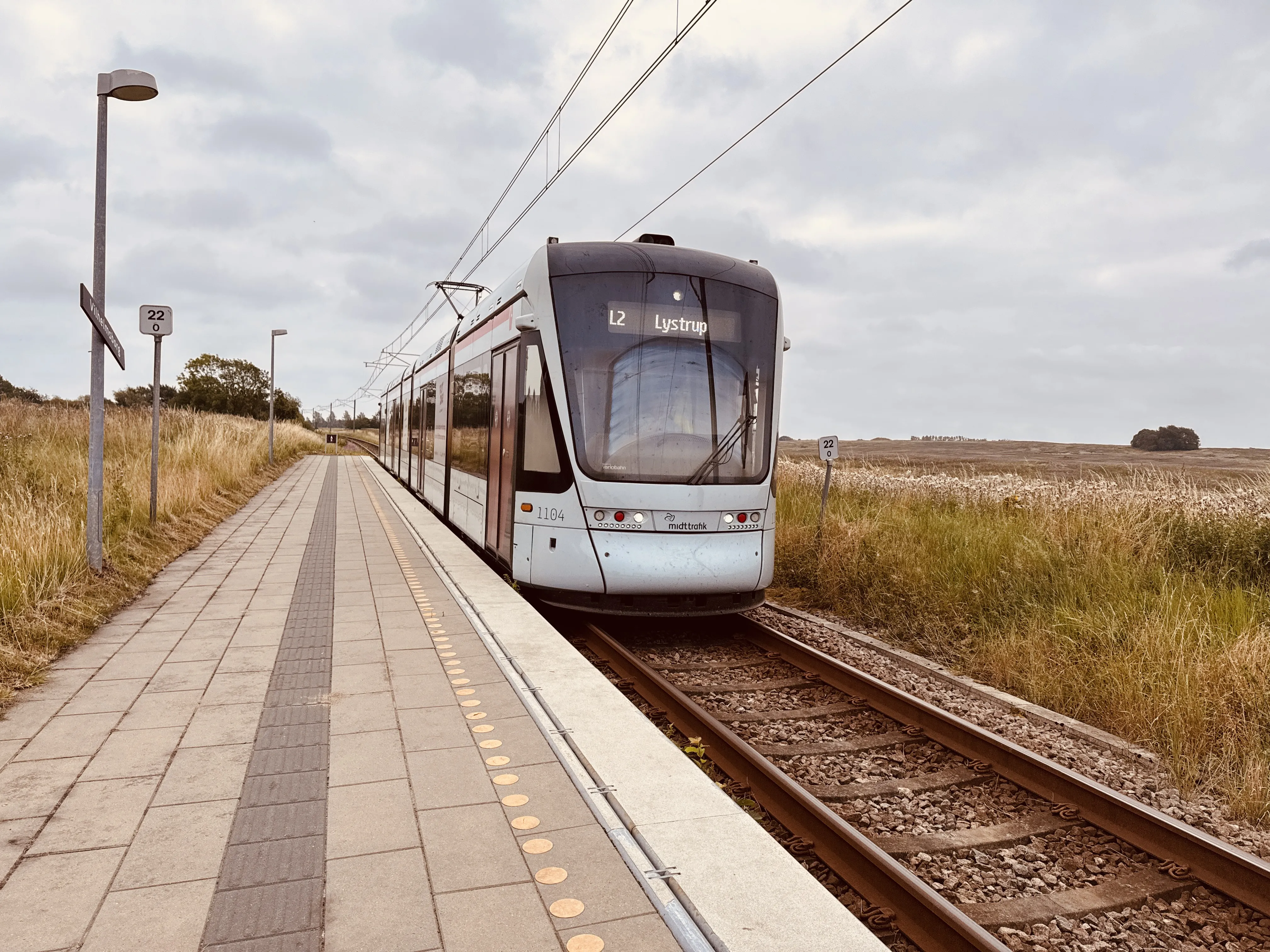 Billede af Aarhus Letbane togsæt 1104 fotograferet ud for Vilhelmsborg Letbanestation.