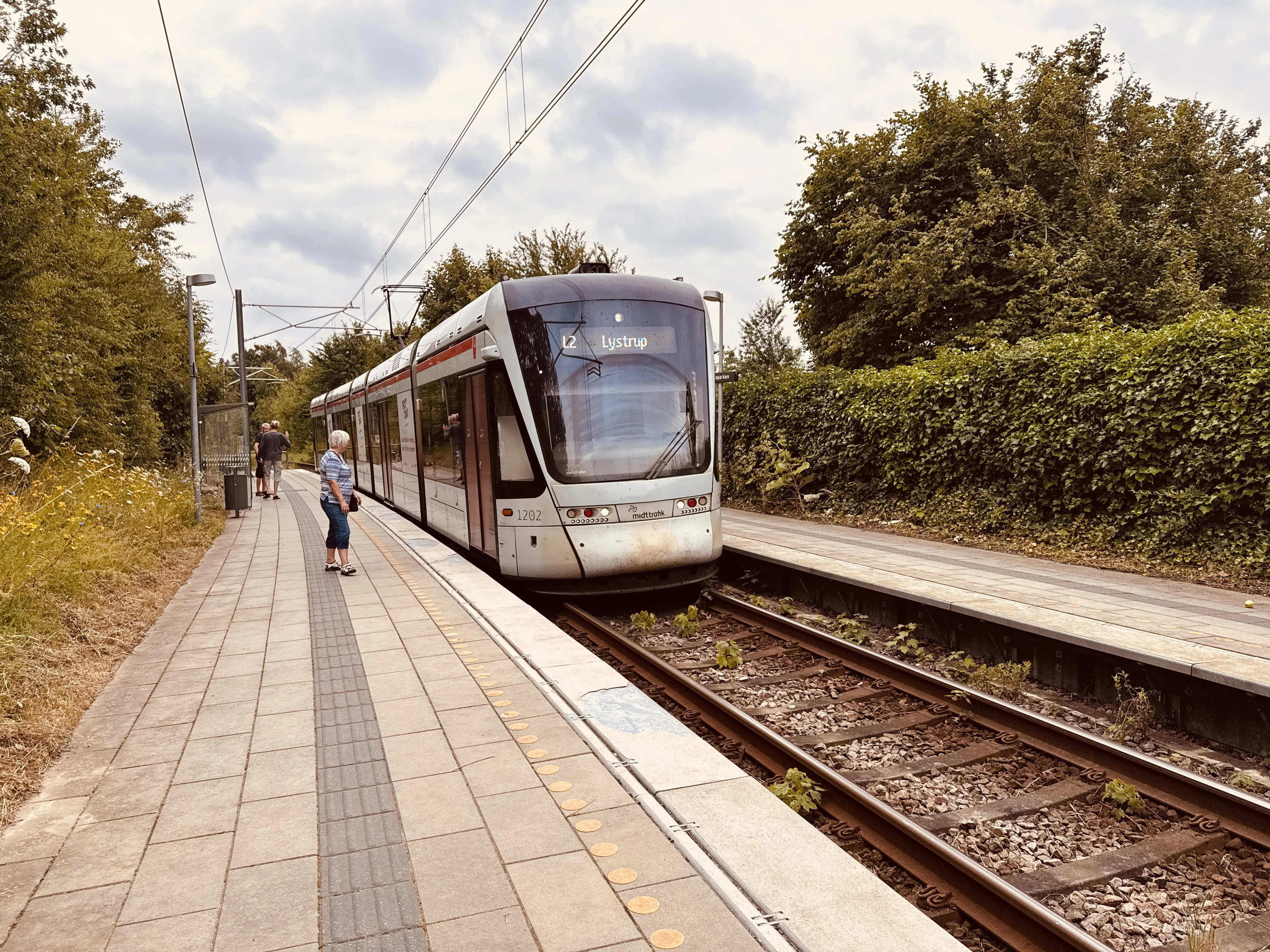 Billede af Aarhus Letbane togsæt 1102 fotograferet ud for Mølleparken Letbanestation.