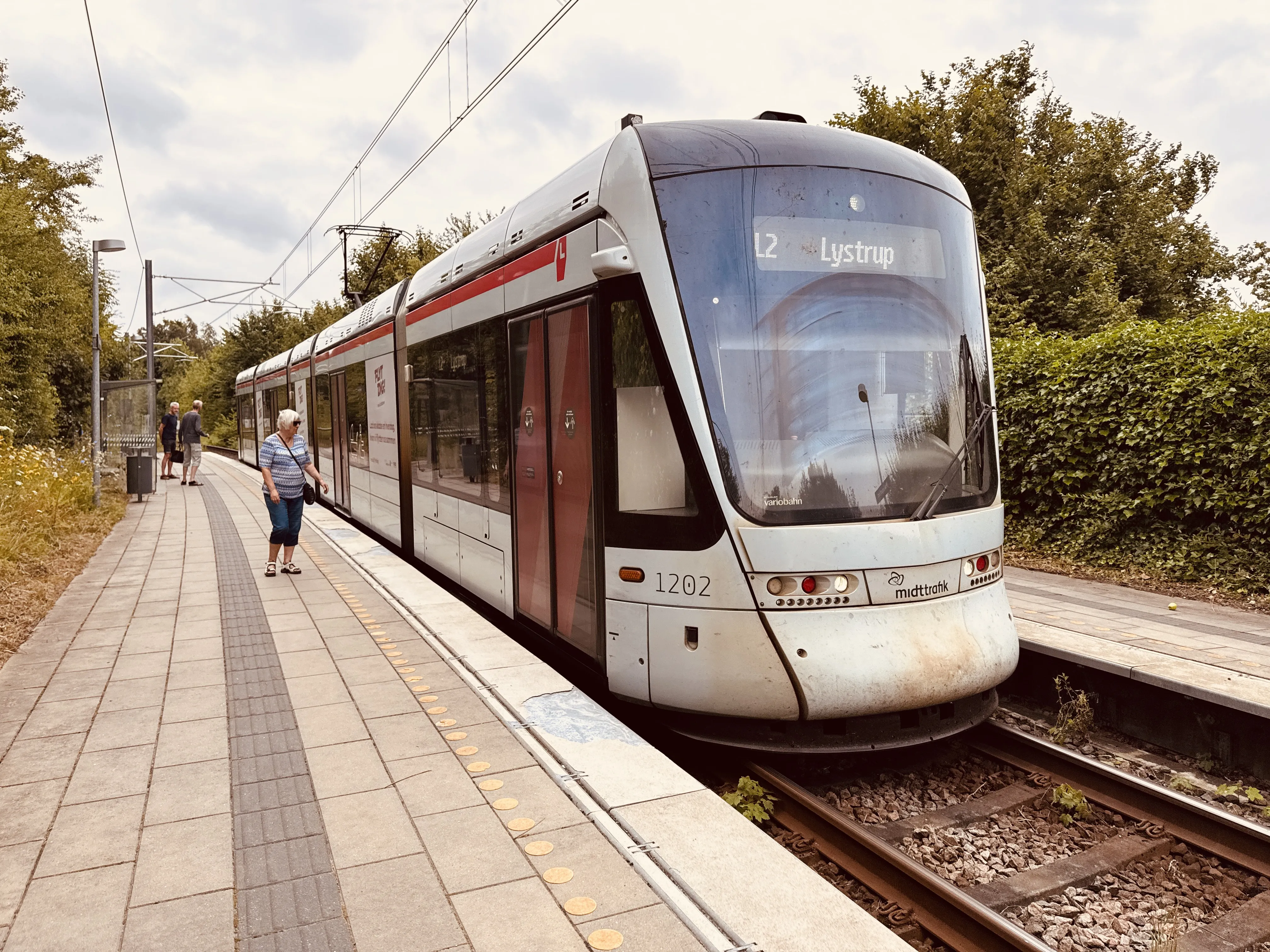 Billede af Aarhus Letbane togsæt 1102 fotograferet ud for Mølleparken Letbanestation.