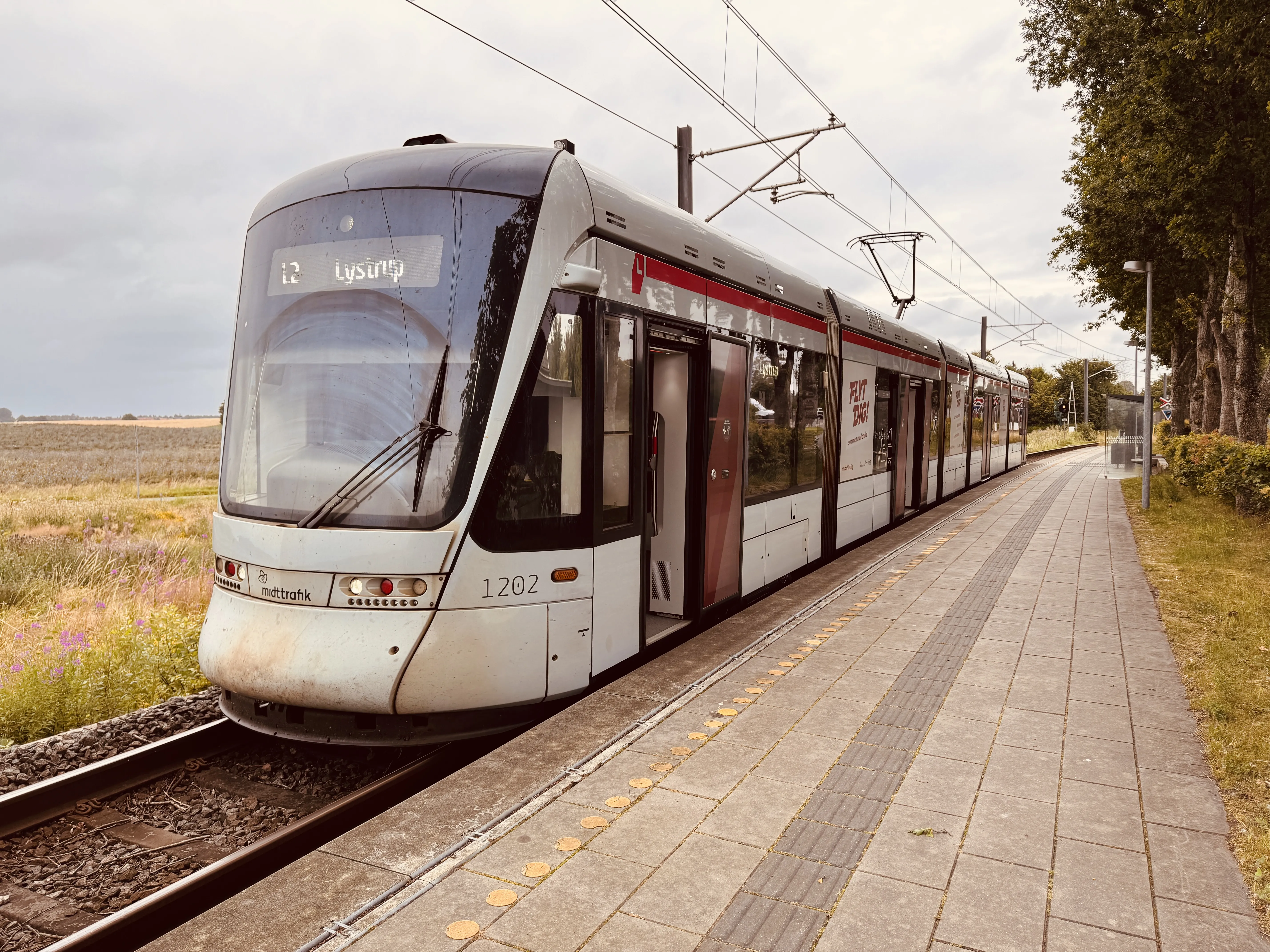 Billede af Aarhus Letbane togsæt 1102 fotograferet ud for Nørrevænget Letbanestation.