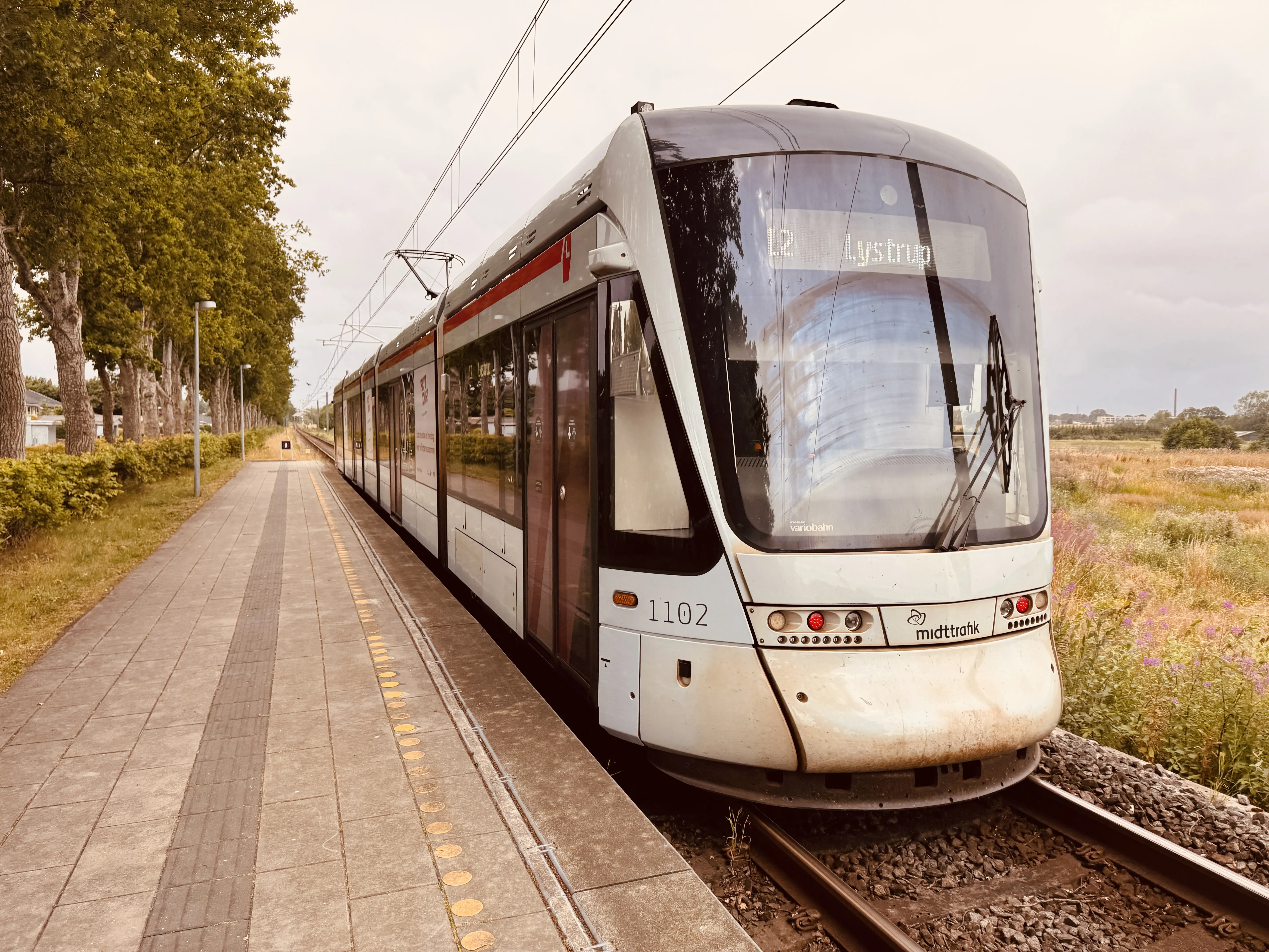 Billede af Aarhus Letbane togsæt 1102 fotograferet ud for Nørrevænget Letbanestation.