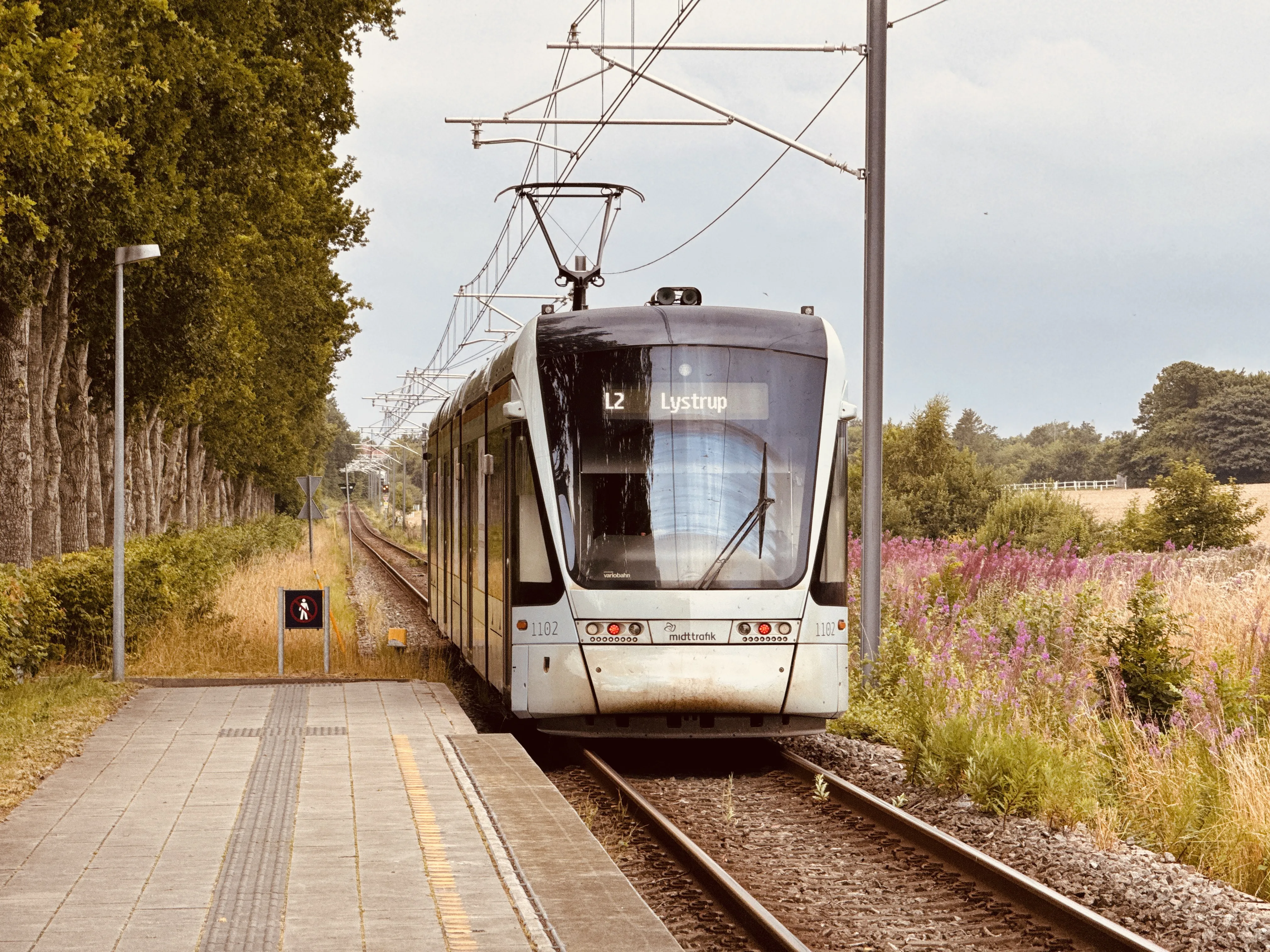 Billede af Aarhus Letbane togsæt 1102 fotograferet ud for Nørrevænget Letbanestation.