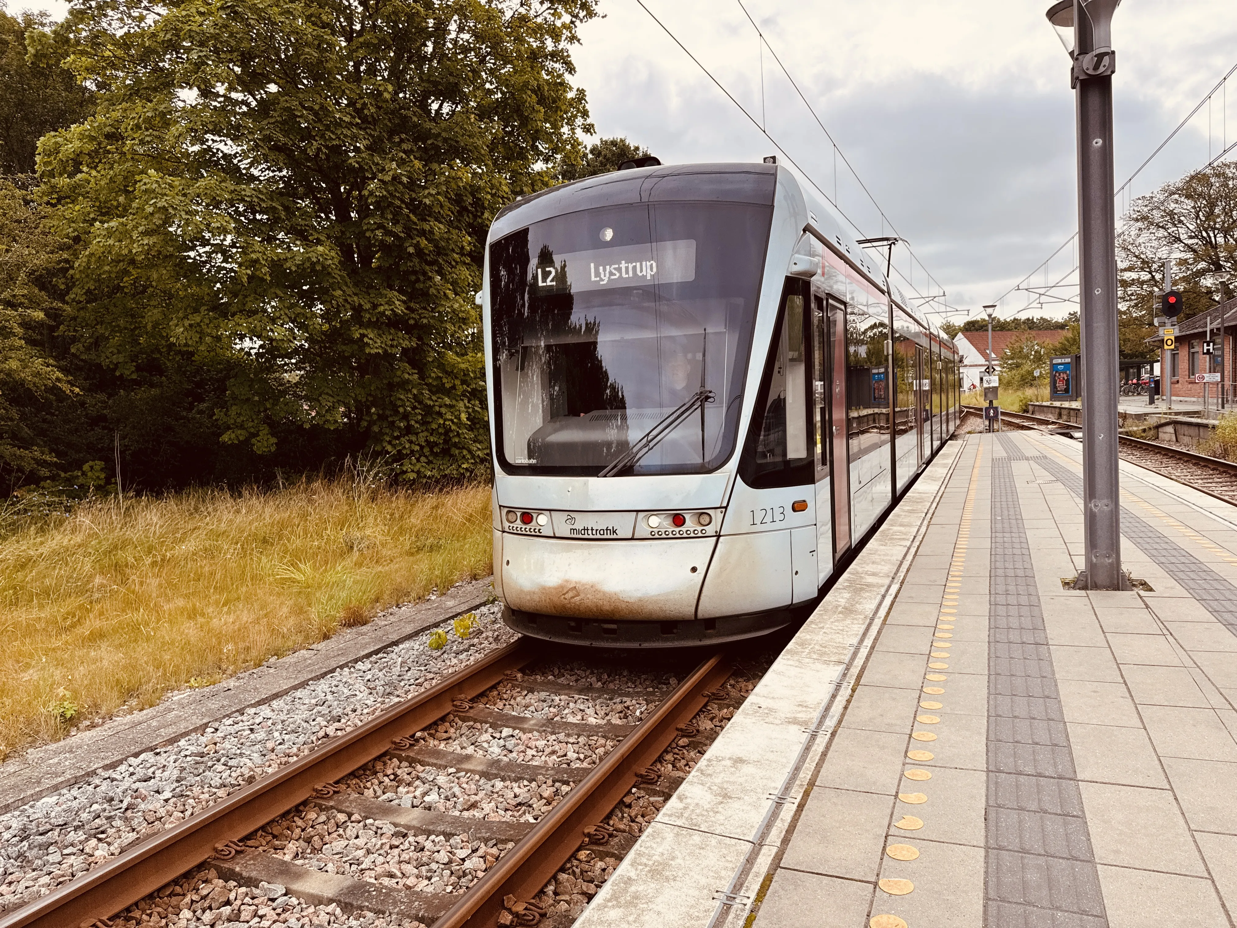 Billede af Aarhus Letbane togsæt 1113 fotograferet ud for Tranbjerg Letbanestation.