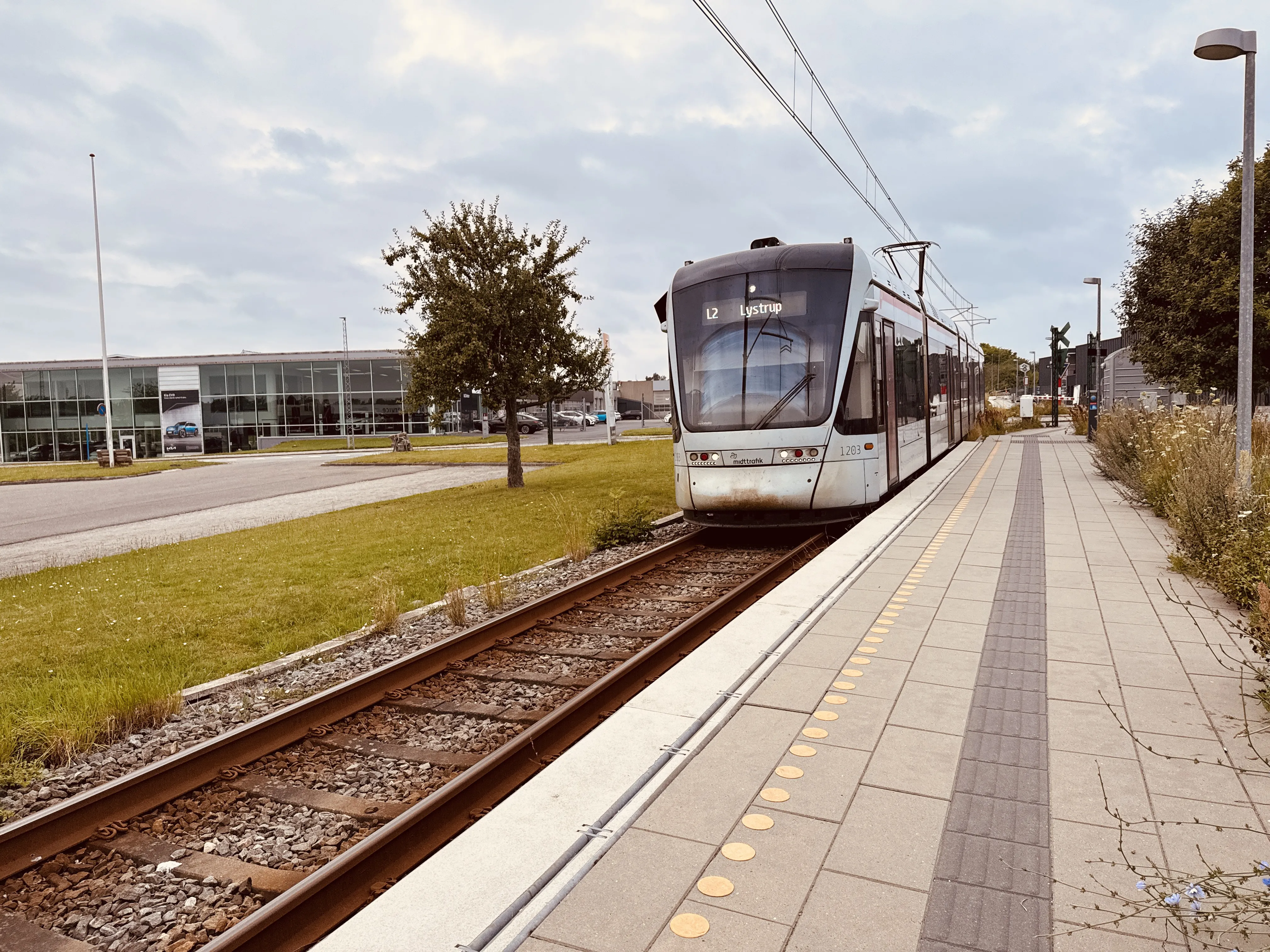 Billede af Aarhus Letbane togsæt 1103 fotograferet ud for Øllegårdsvej Letbanestation.