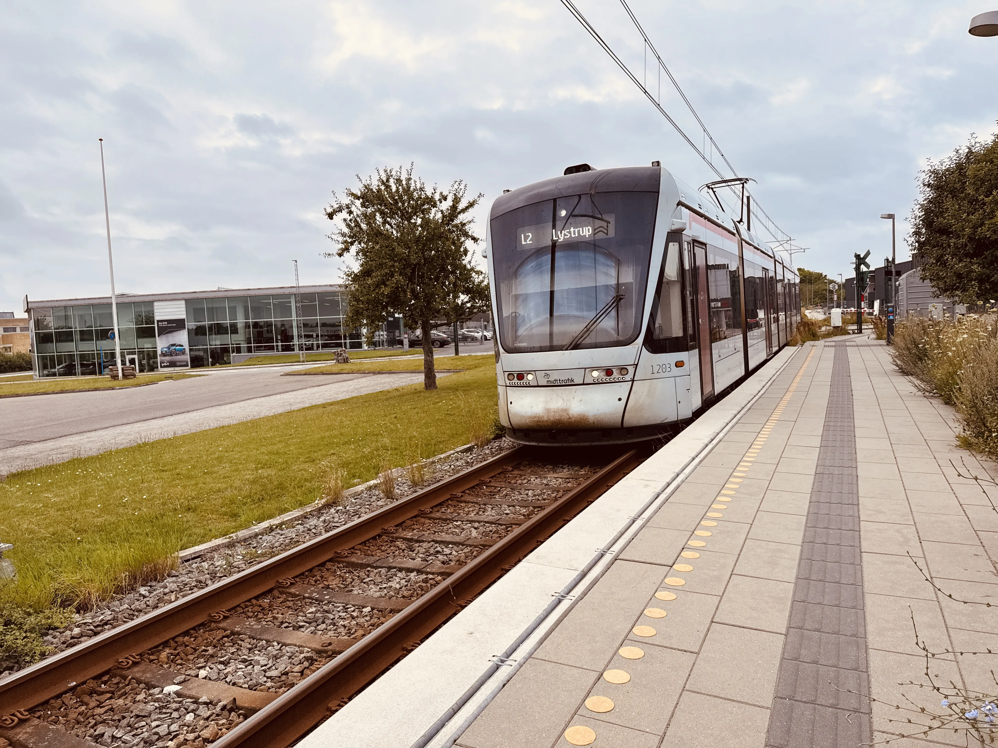 Billede af Aarhus Letbane togsæt 1103 fotograferet ud for Øllegårdsvej Letbanestation.