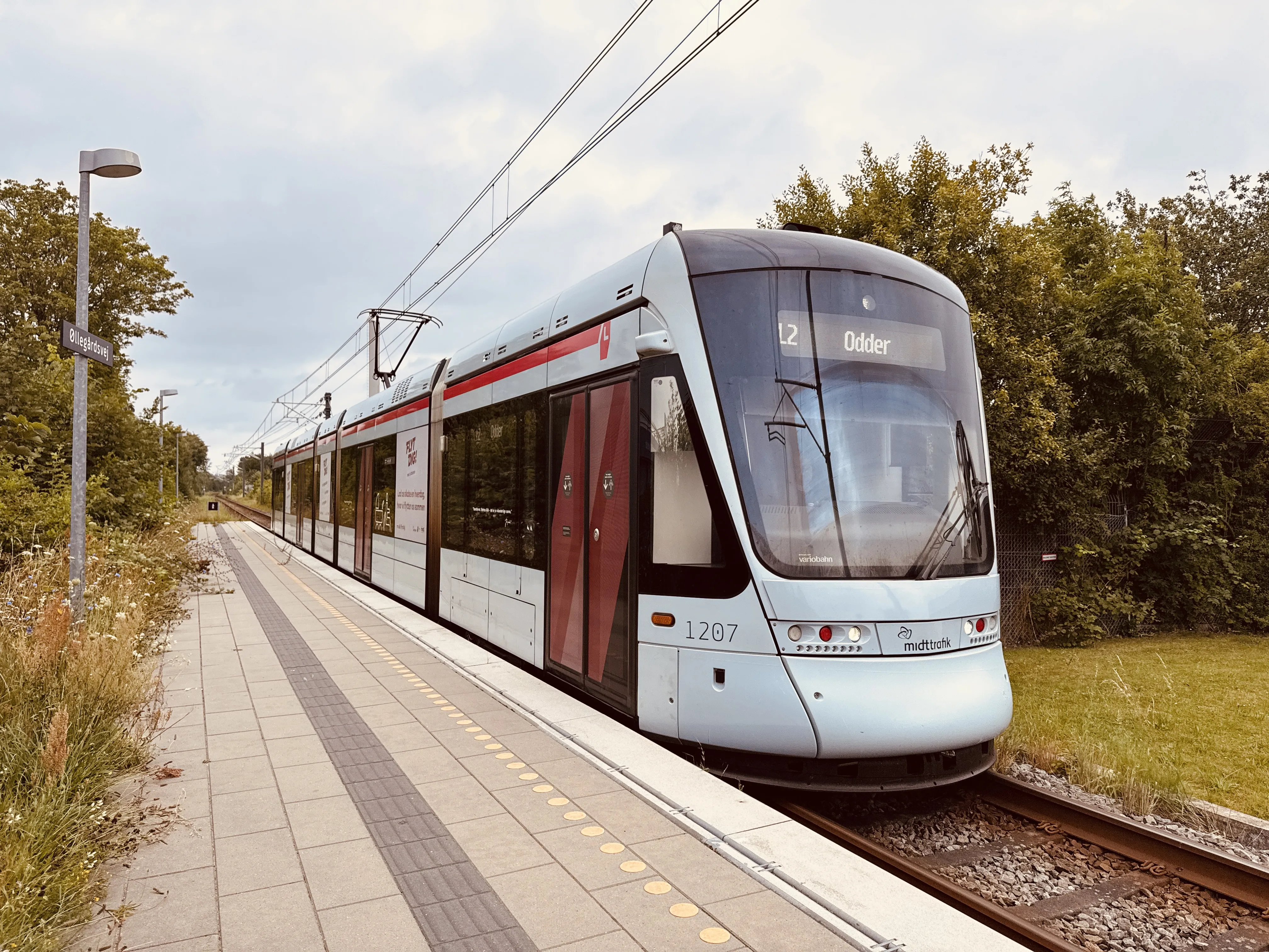 Billede af Aarhus Letbane togsæt 1107 fotograferet ud for Øllegårdsvej Letbanestation.