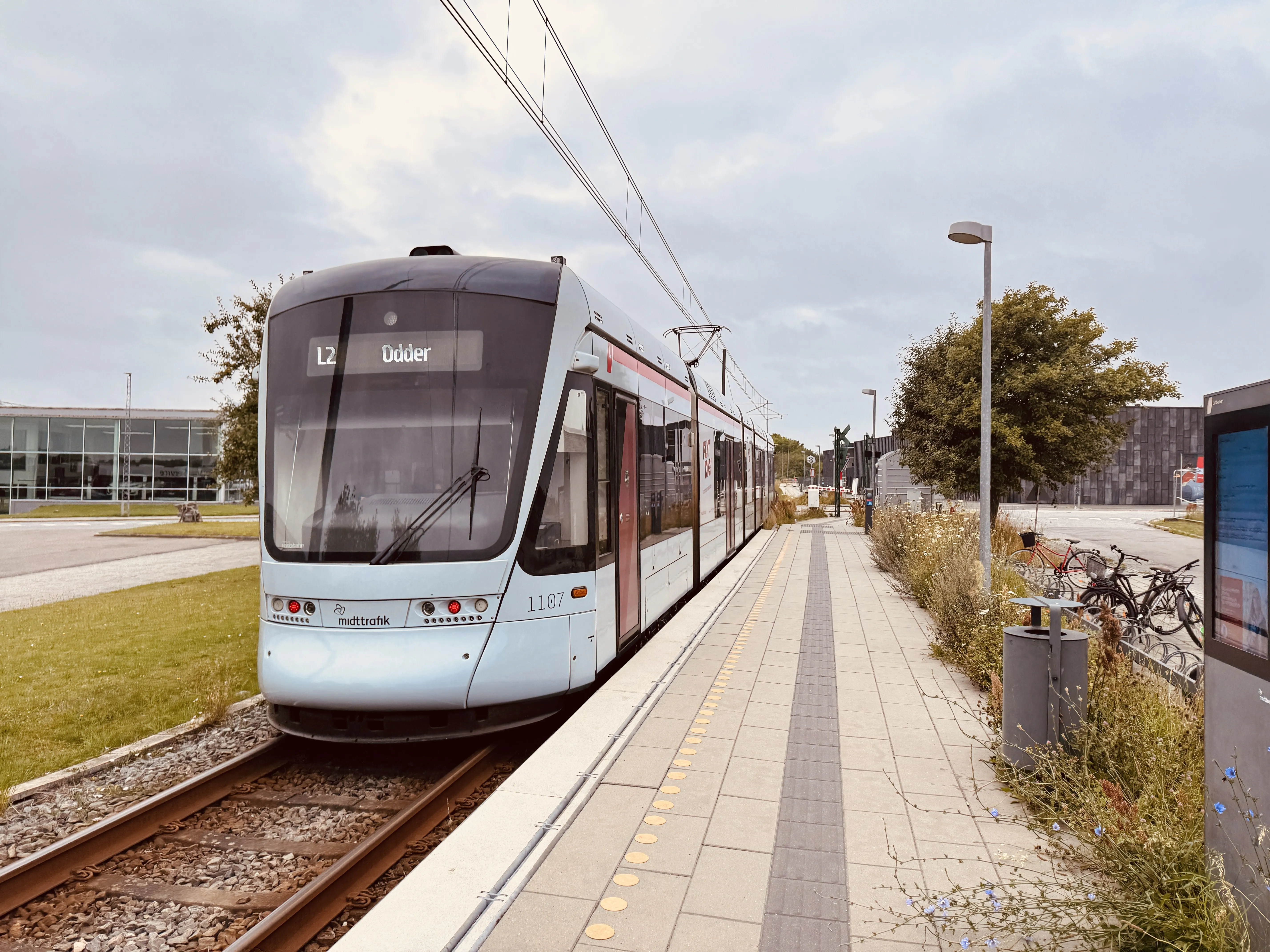 Billede af Aarhus Letbane togsæt 1107 fotograferet ud for Øllegårdsvej Letbanestation.