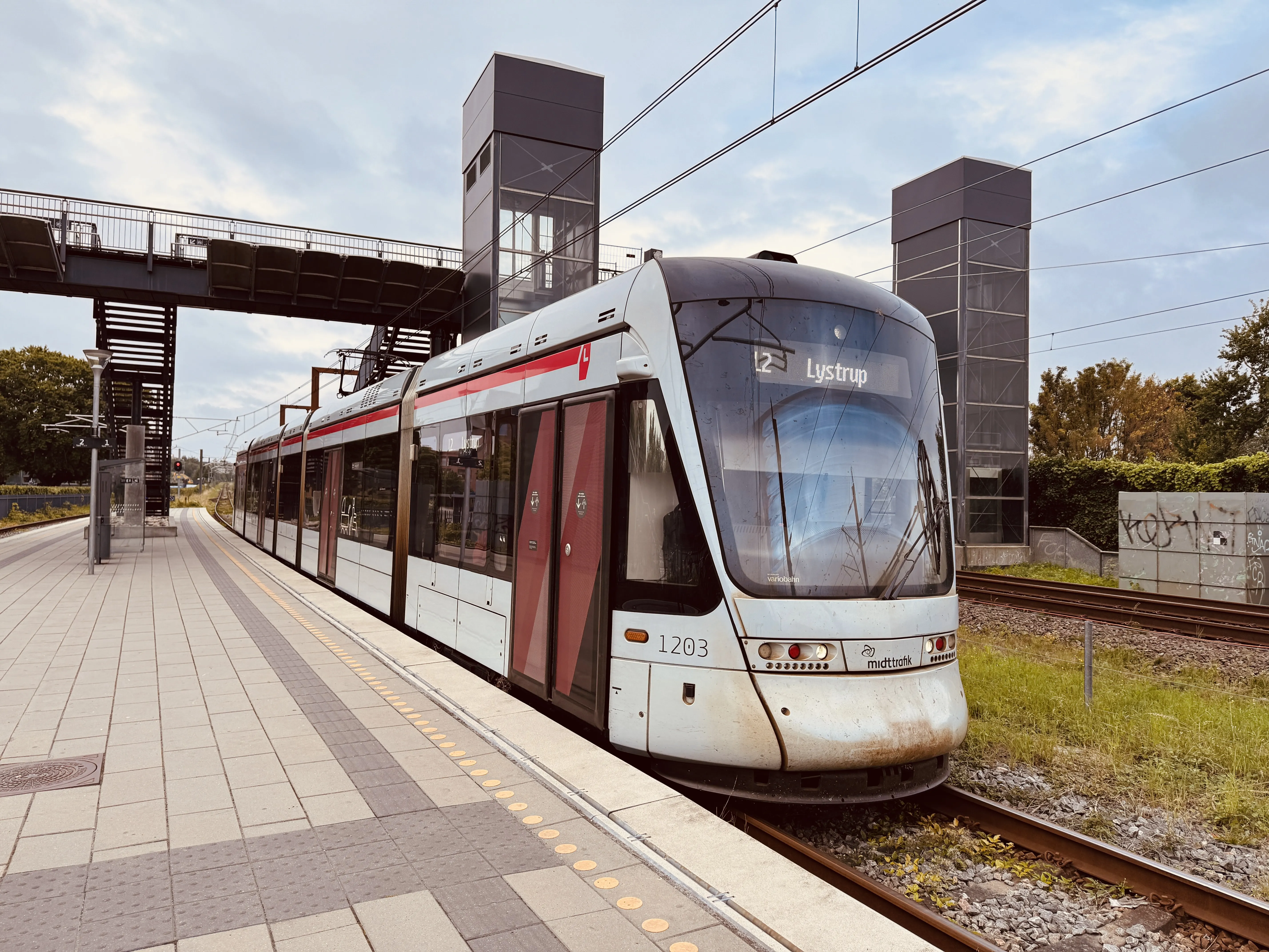 Billede af Aarhus Letbane togsæt 1103 fotograferet ud for Viby Jylland Letbanestation. Billede af Aarhus Letbane togsæt 1103 fotograferet ud for Viby Jylland Letbanestation.