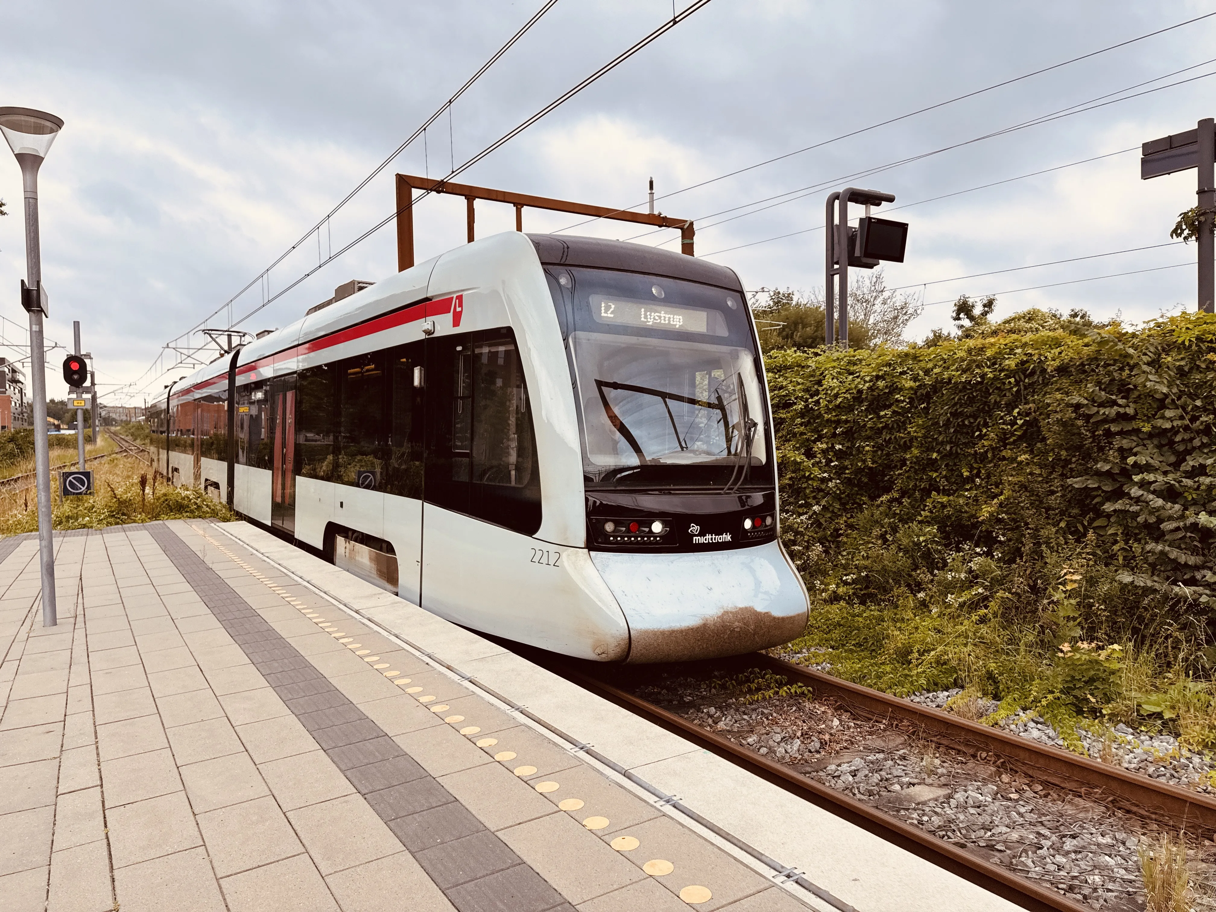 Billede af Aarhus Letbane togsæt 2112 fotograferet ud for Viby Jylland Letbanestation. Billede af Aarhus Letbane togsæt 2112 fotograferet ud for Viby Jylland Letbanestation.