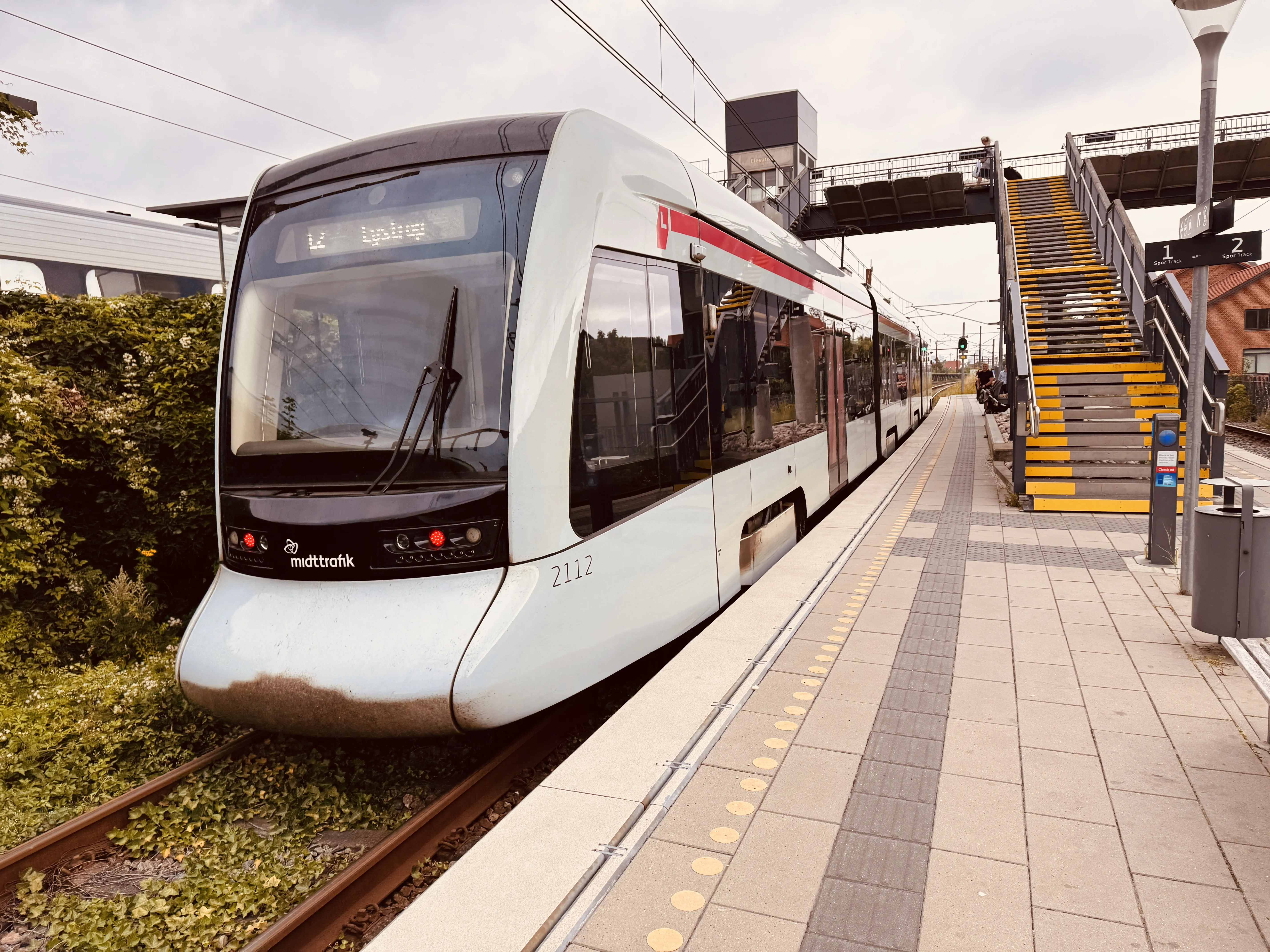 Billede af Aarhus Letbane togsæt 2112 fotograferet ud for Viby Jylland Letbanestation. Billede af Aarhus Letbane togsæt 2112 fotograferet ud for Viby Jylland Letbanestation.
