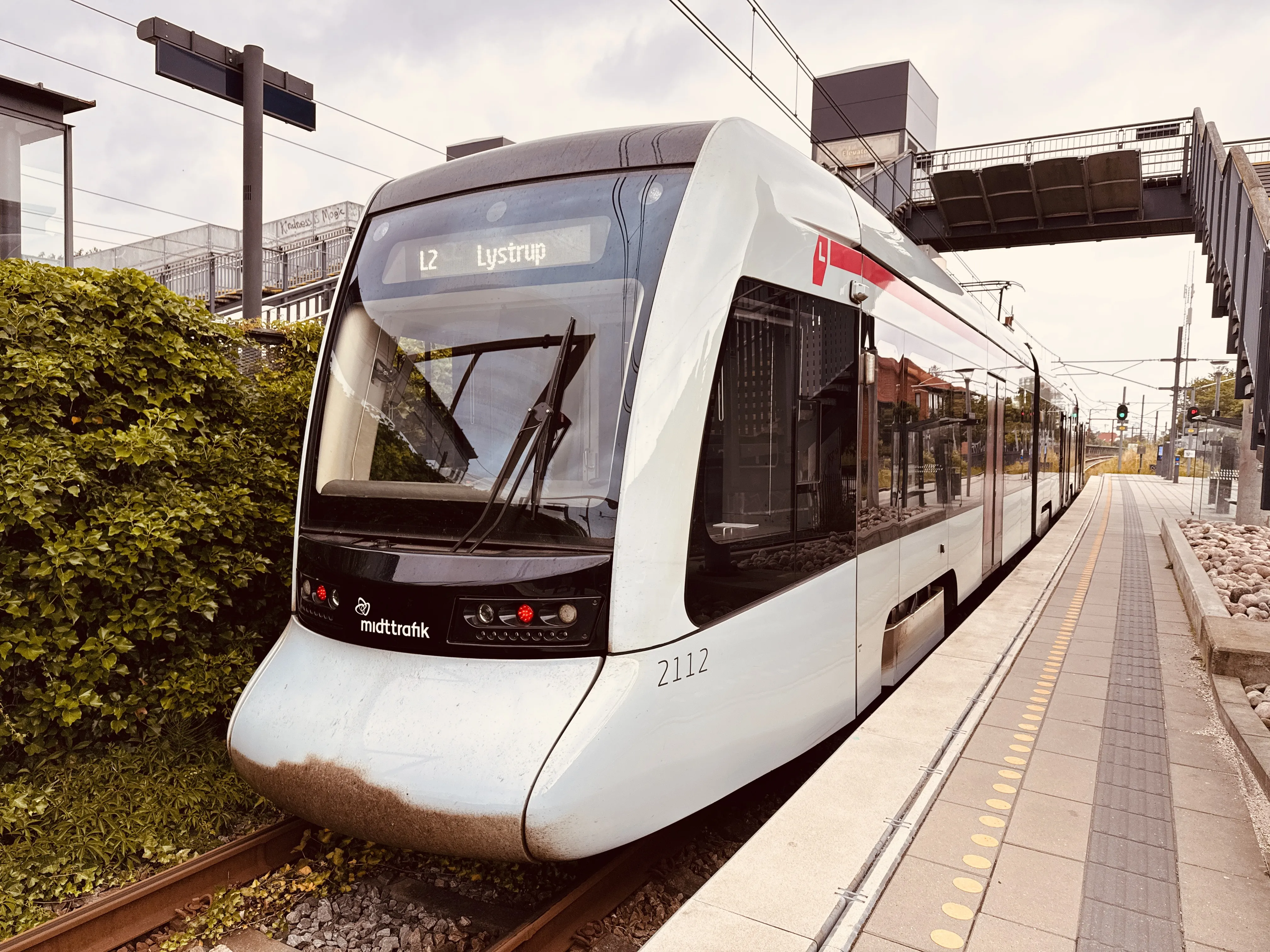 Billede af Aarhus Letbane togsæt 2112 fotograferet ud for Viby Jylland Letbanestation. Billede af Aarhus Letbane togsæt 2112 fotograferet ud for Viby Jylland Letbanestation.