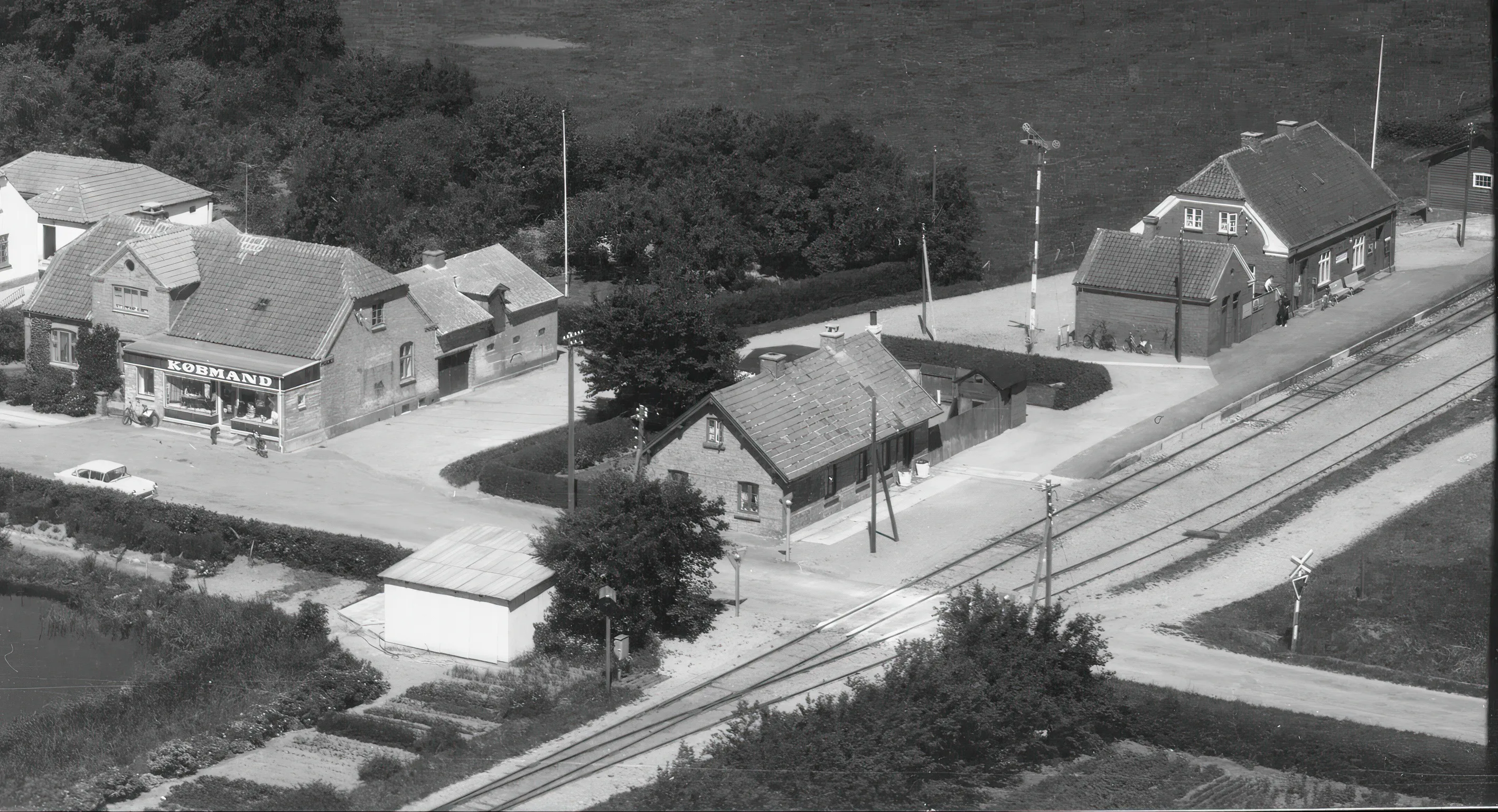 Billede af Sejlflod Billetsalgssted [1903-1914] - ligger ud til vejen i midten af billeder og fandtes i det oprindelige vogterhus.