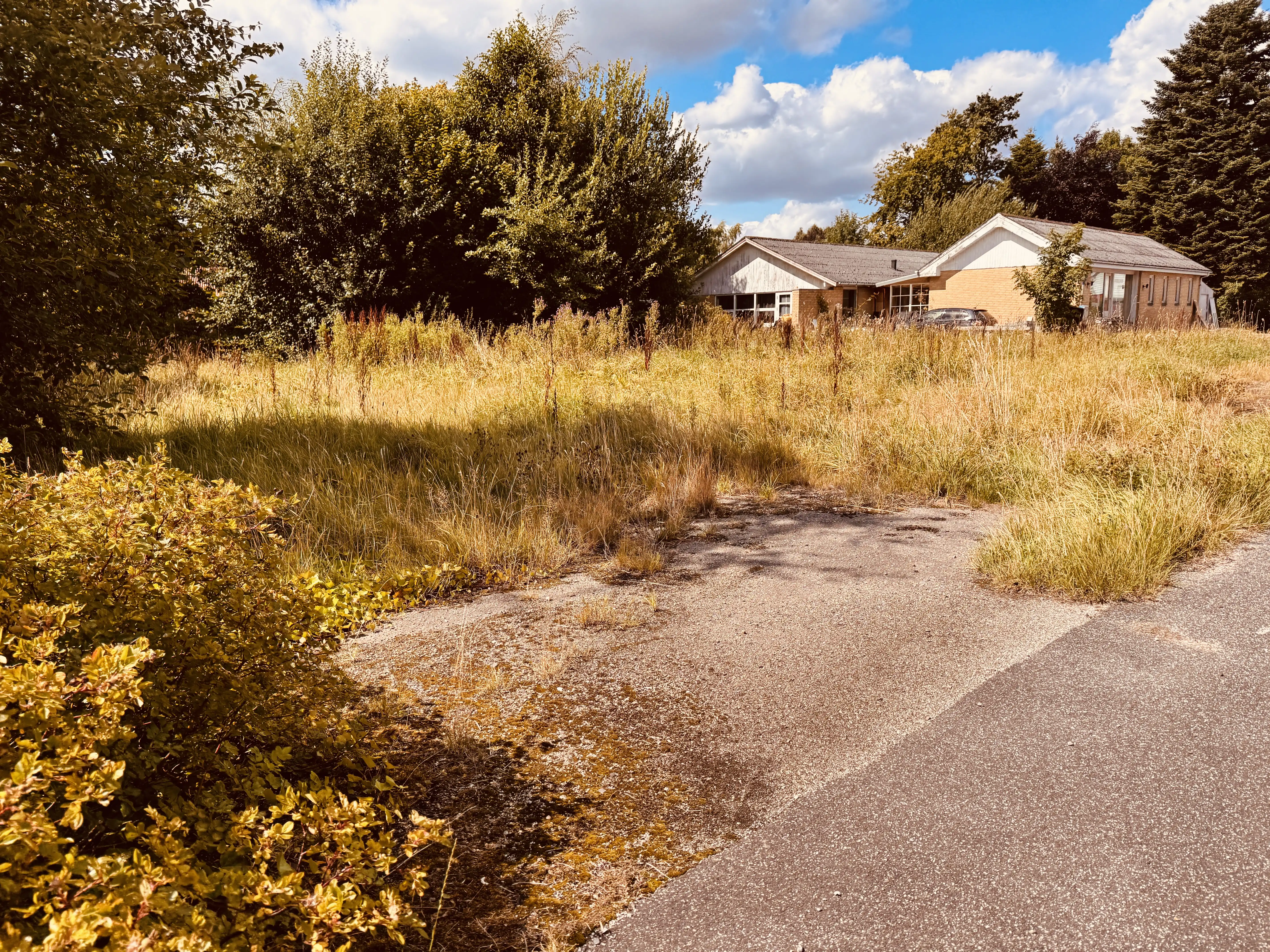 Billede af Skelund Station - Station er nedrevet, men Skelund Station har ligget her - man kan se genopbygningen af bygningen bagers til højre i gule mursten, den er opført på fundamentet fra varehuset..