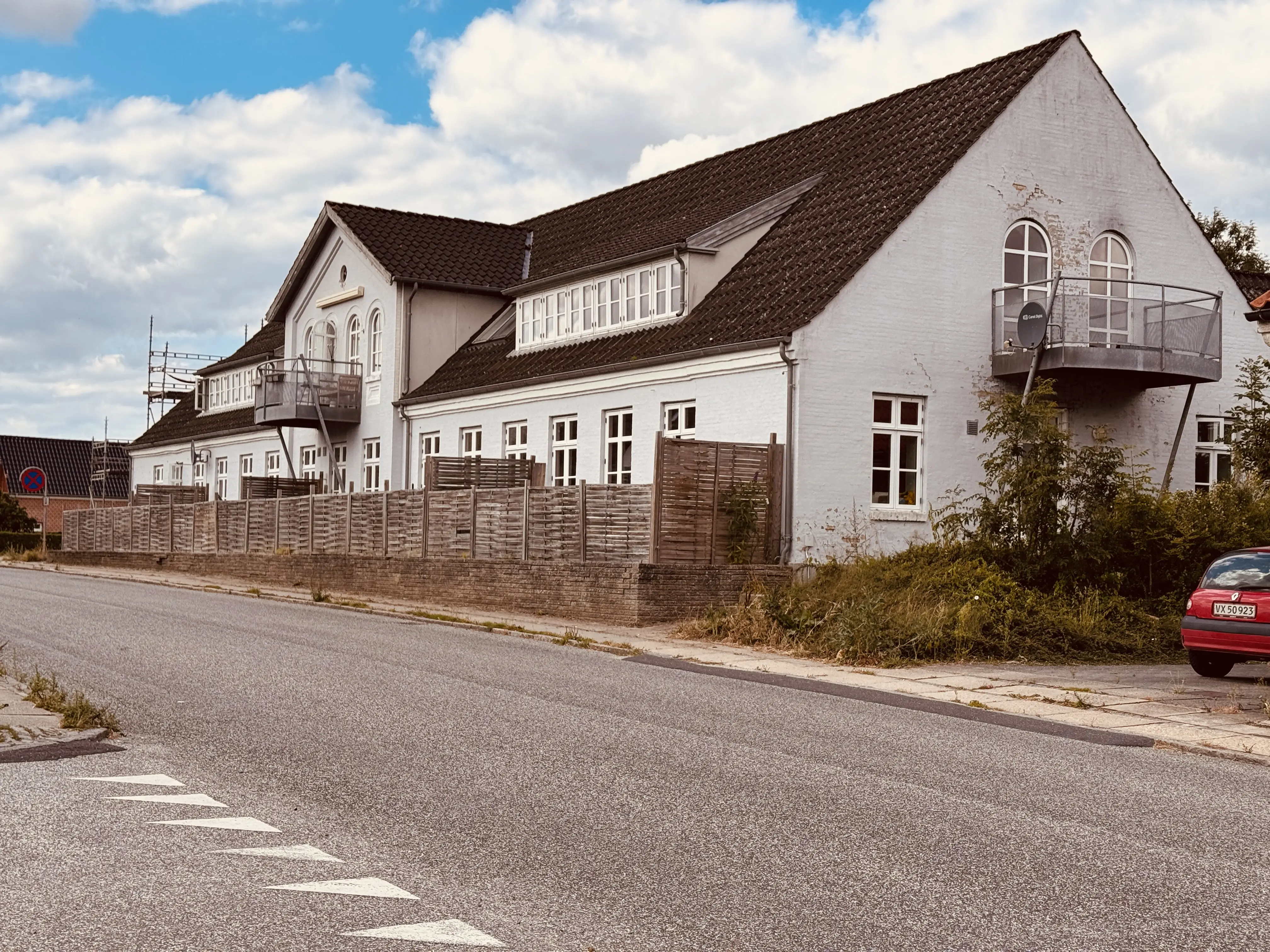 Billede af Havndal Kro, som lå over for Havndal Station og blev opført samtidig med stationen.