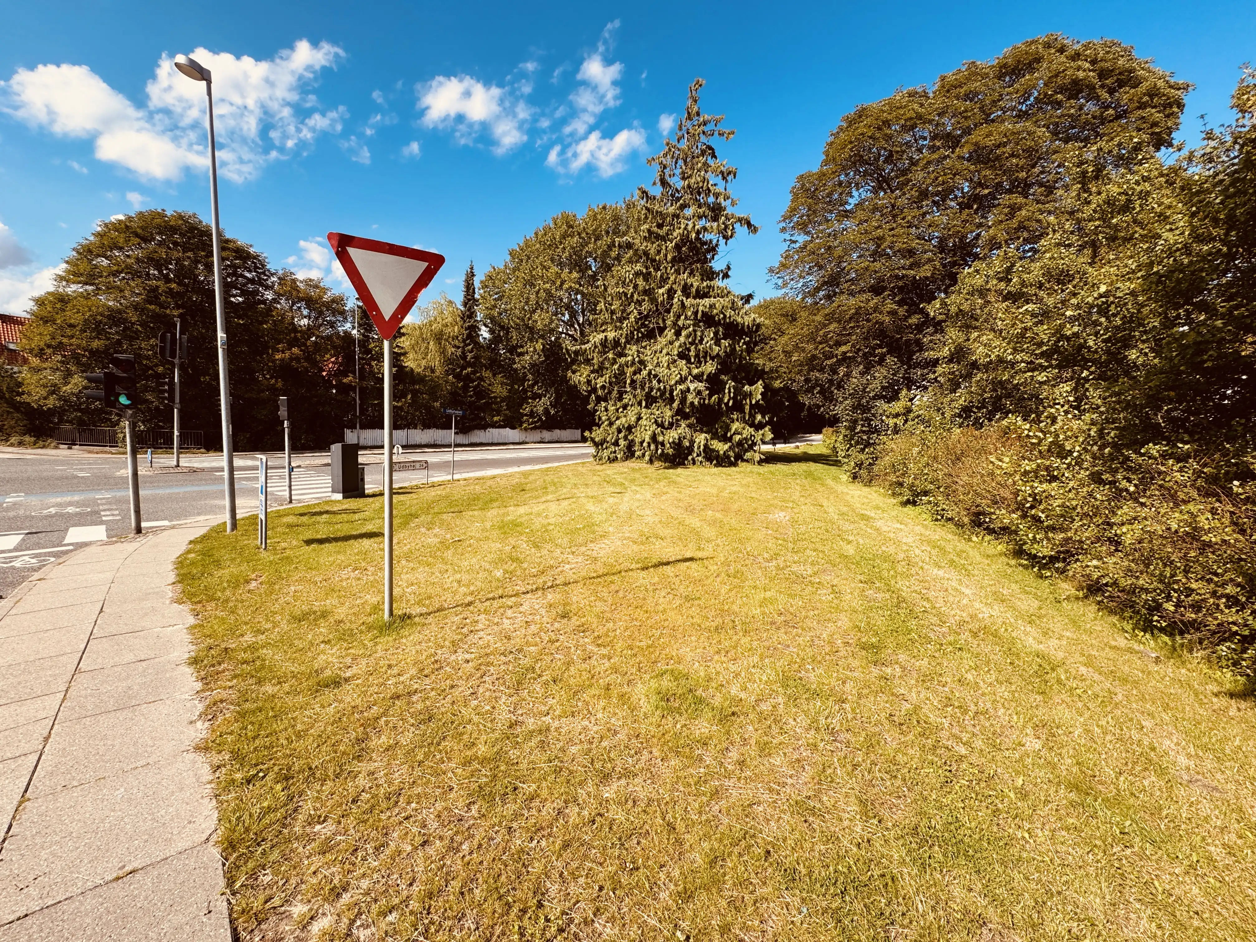 Billede af Dronningborg Trinbræt - Trinbræt er nedrevet, men Dronningborg Trinbræt har ligget her. Billede af Dronningborg Trinbræt - Trinbræt er nedrevet, men Dronningborg Trinbræt har ligget her.