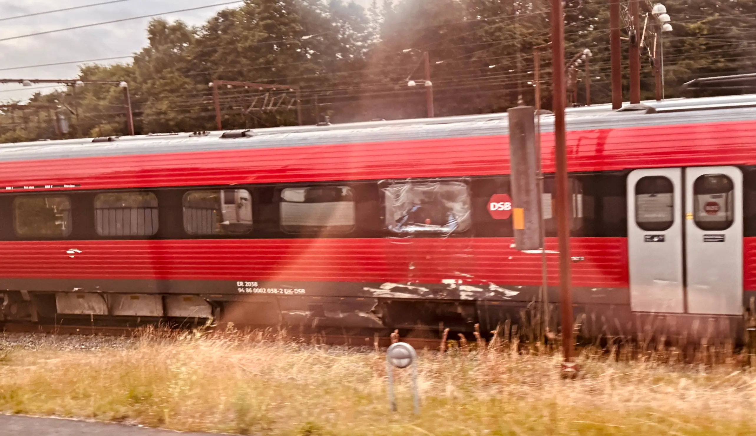 Billede af DSB ER 2038 fotograferet ud for Fredericia Station efter DSB ER 2038 havde ramt en varebil ved jernbaneoverskæring ved Kådnervej, Kliplev i Sønderjylland.