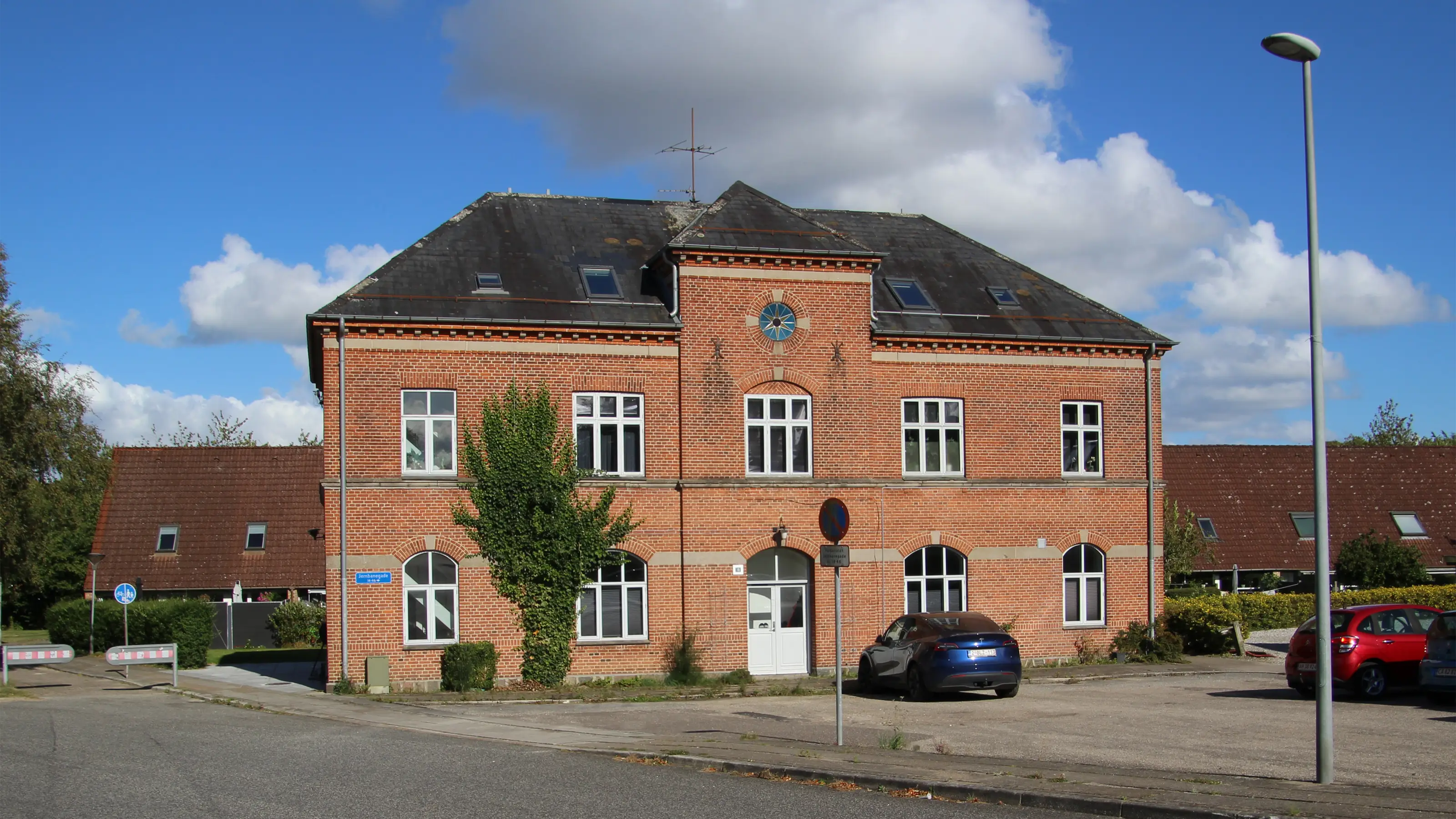 Billede af Kjellerup Station set fra vejsiden.