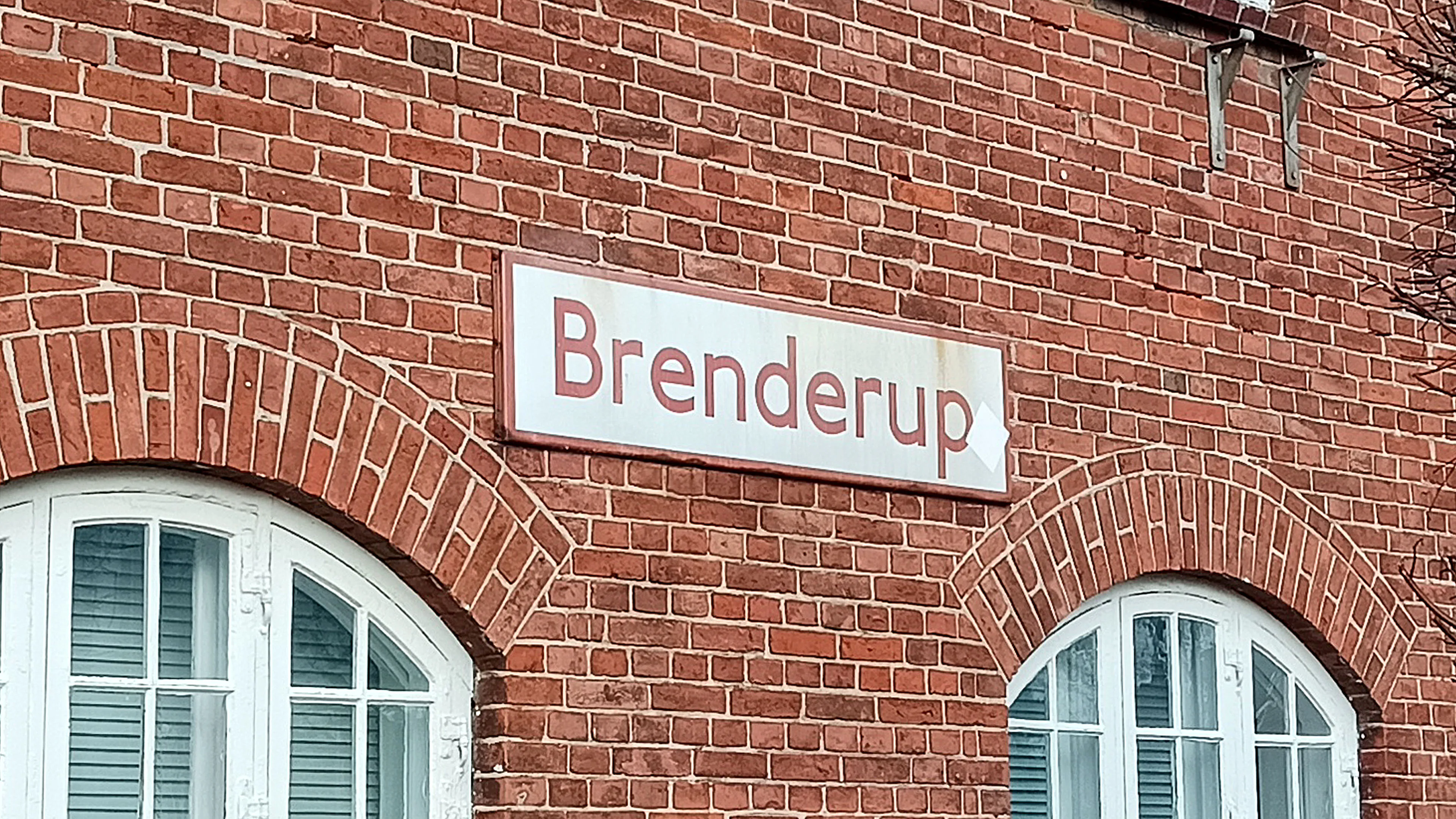 Billede af stationsskiltet på Brenderup Station.