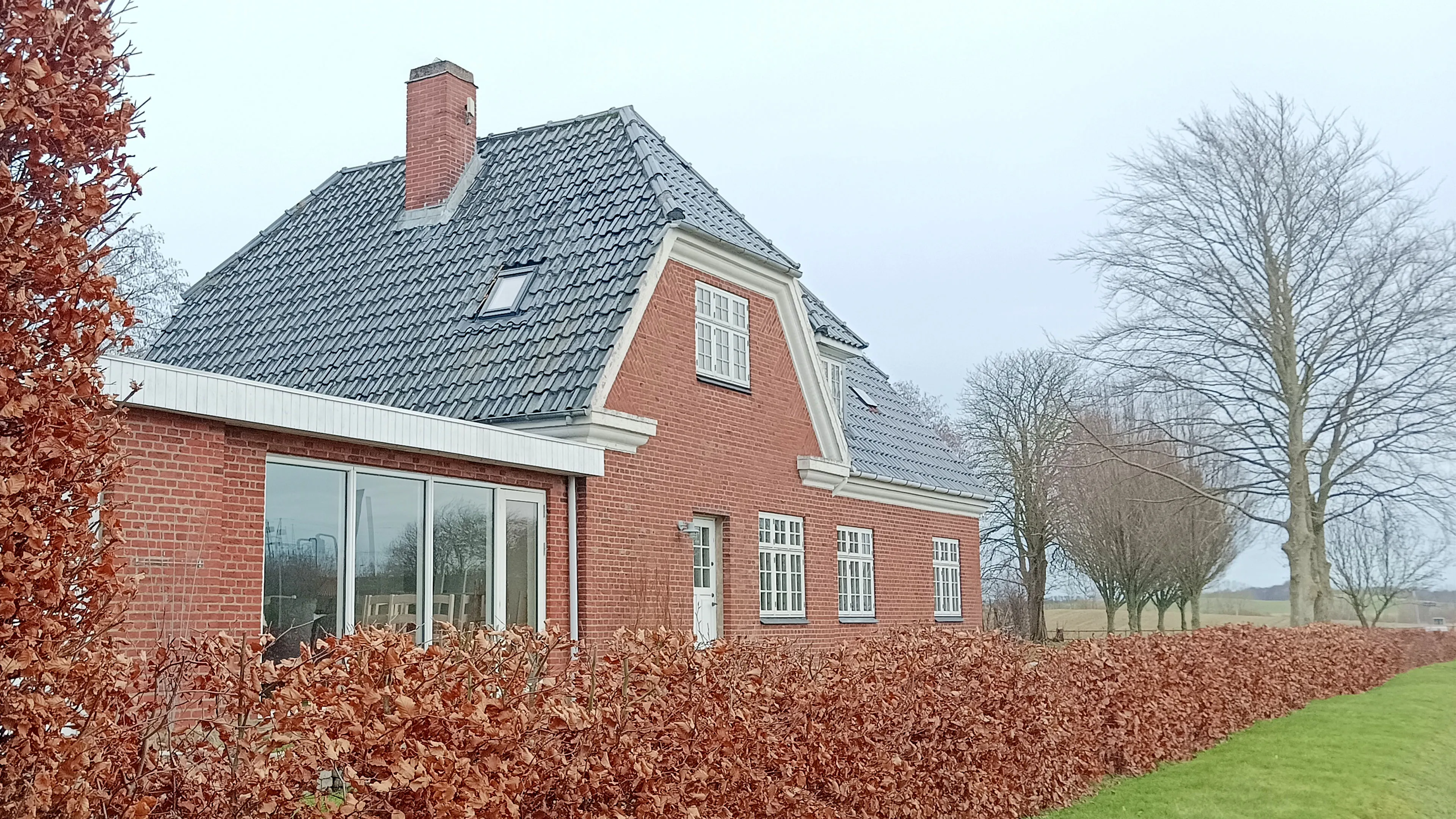 Billede af Farstrup Station set fra vejsiden.