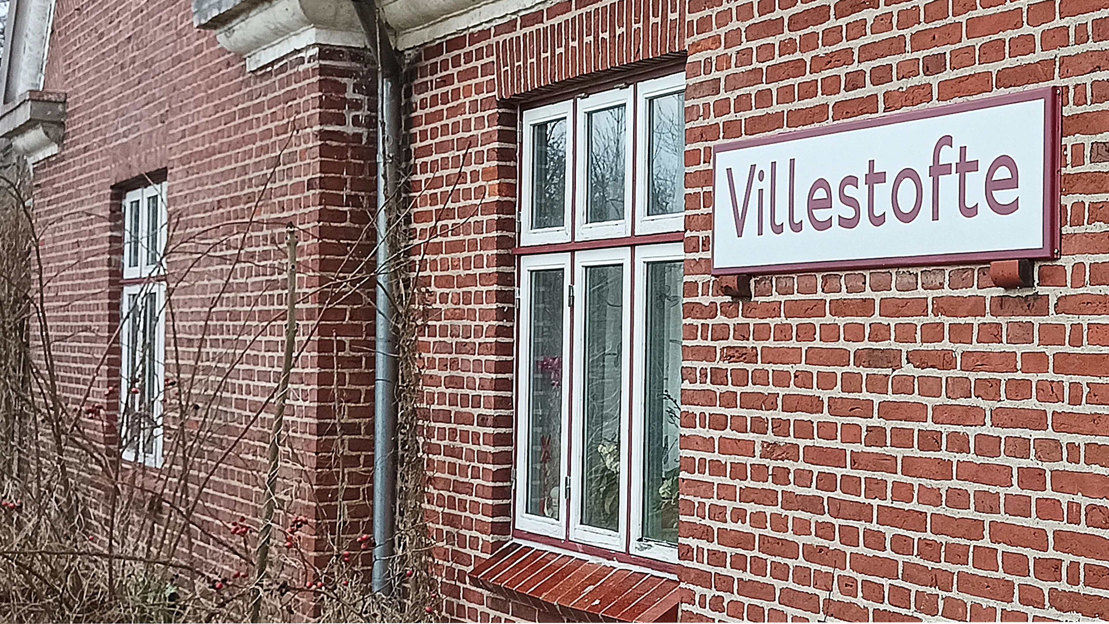 Billede af stationsskiltet på Villestofte Station.