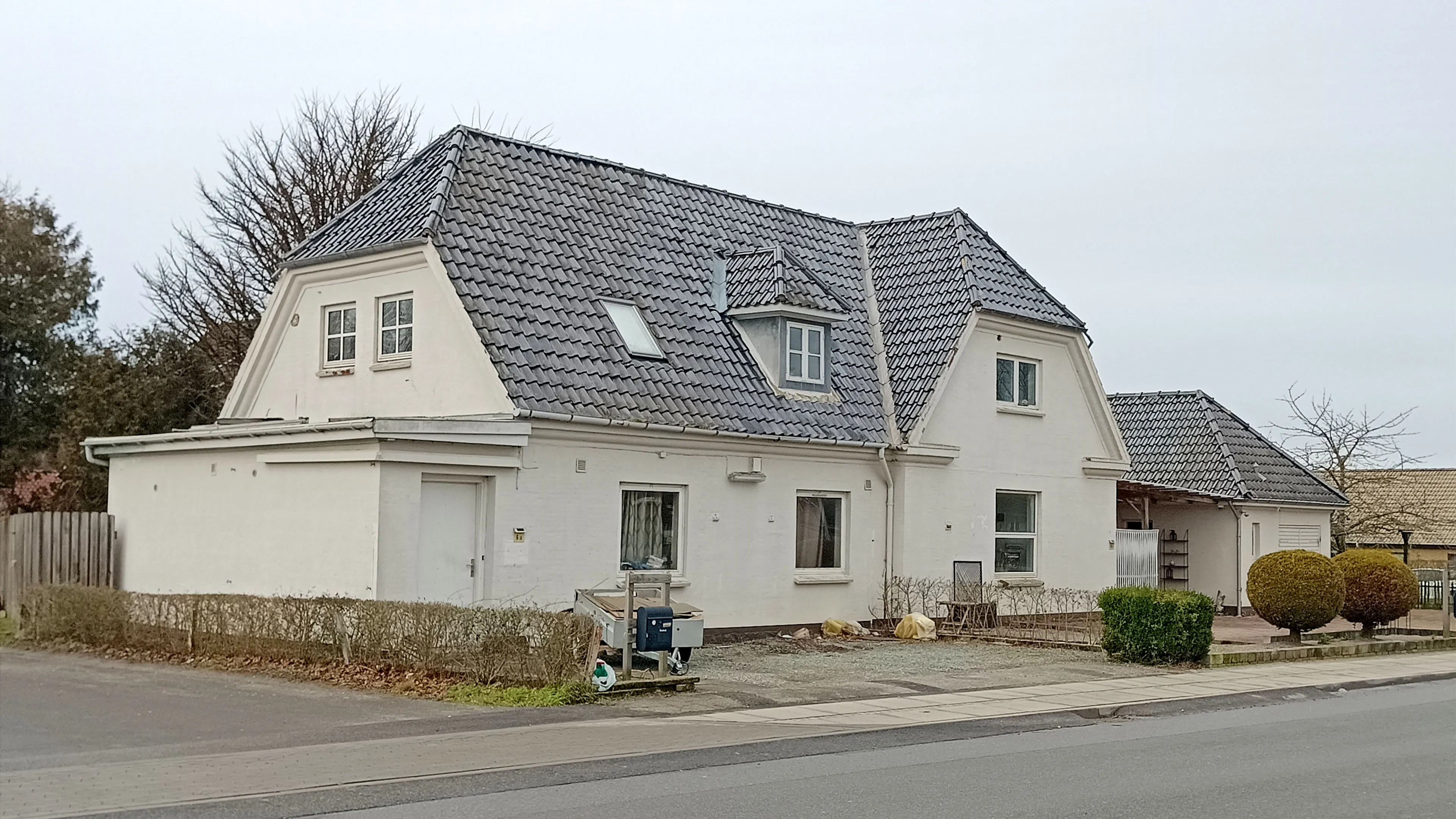 Billede af Morud Station set fra vejsiden.