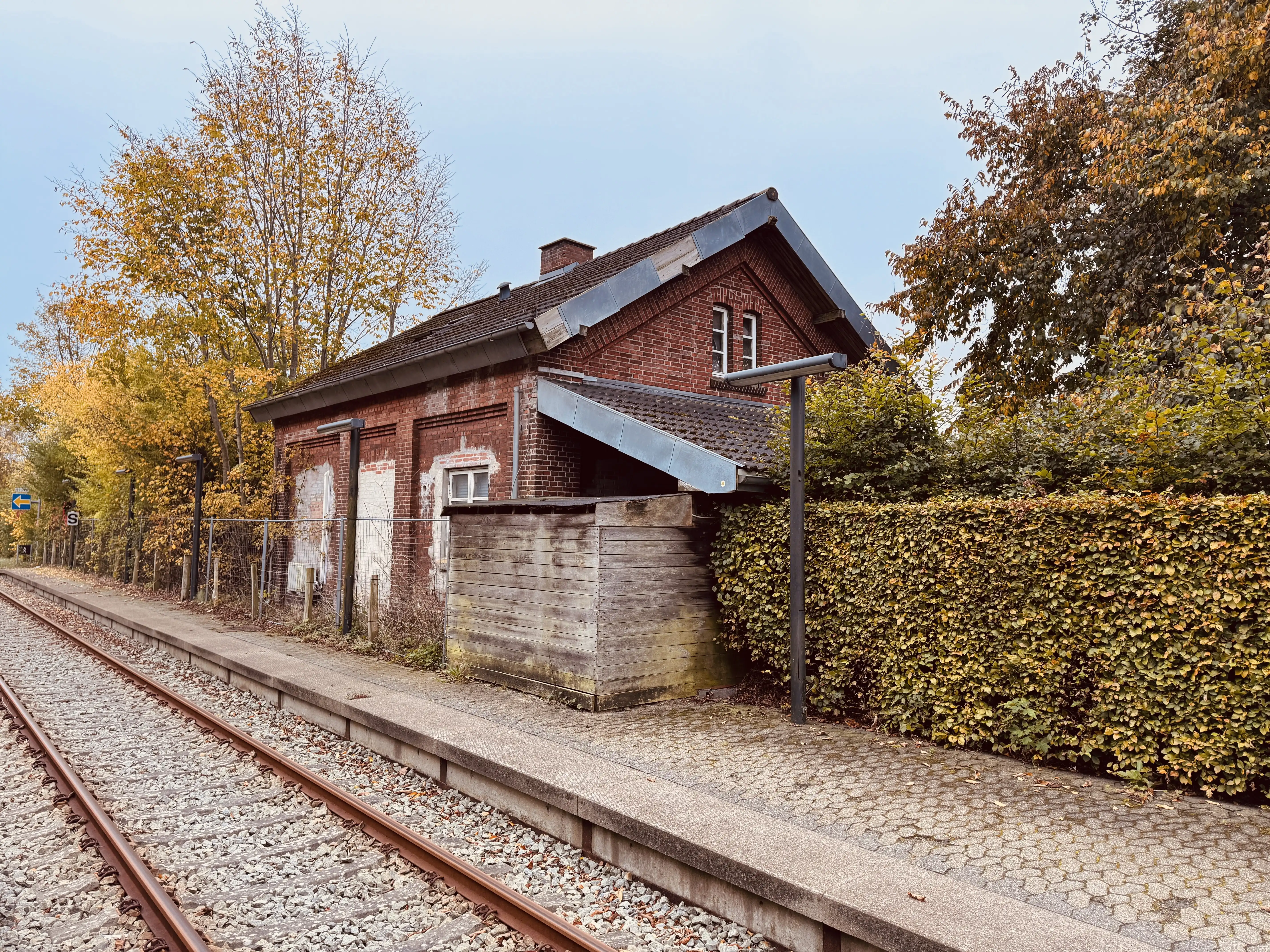 Billede af Stationsmesterboligen ved den tidligere Svejbæk Station, set fra sporside i retning mod Skanderborg. Billede af Stationsmesterboligen ved den tidligere Svejbæk Station, set fra sporside i retning mod Skanderborg.