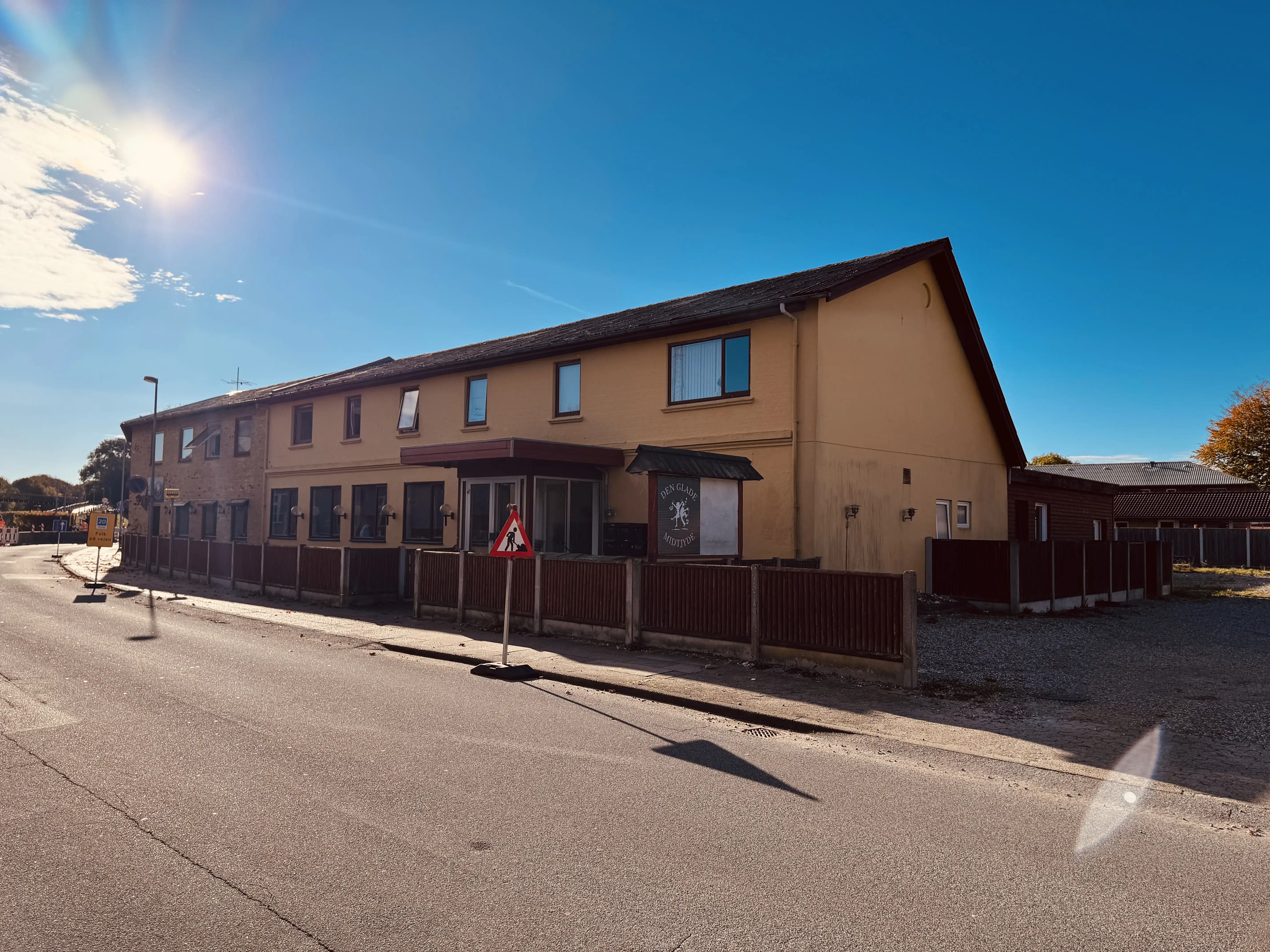 Billede af Hotel Hammerum "Kroen", som ligger over for Stationen. Billede af Hotel Hammerum "Kroen", som ligger over for Stationen.