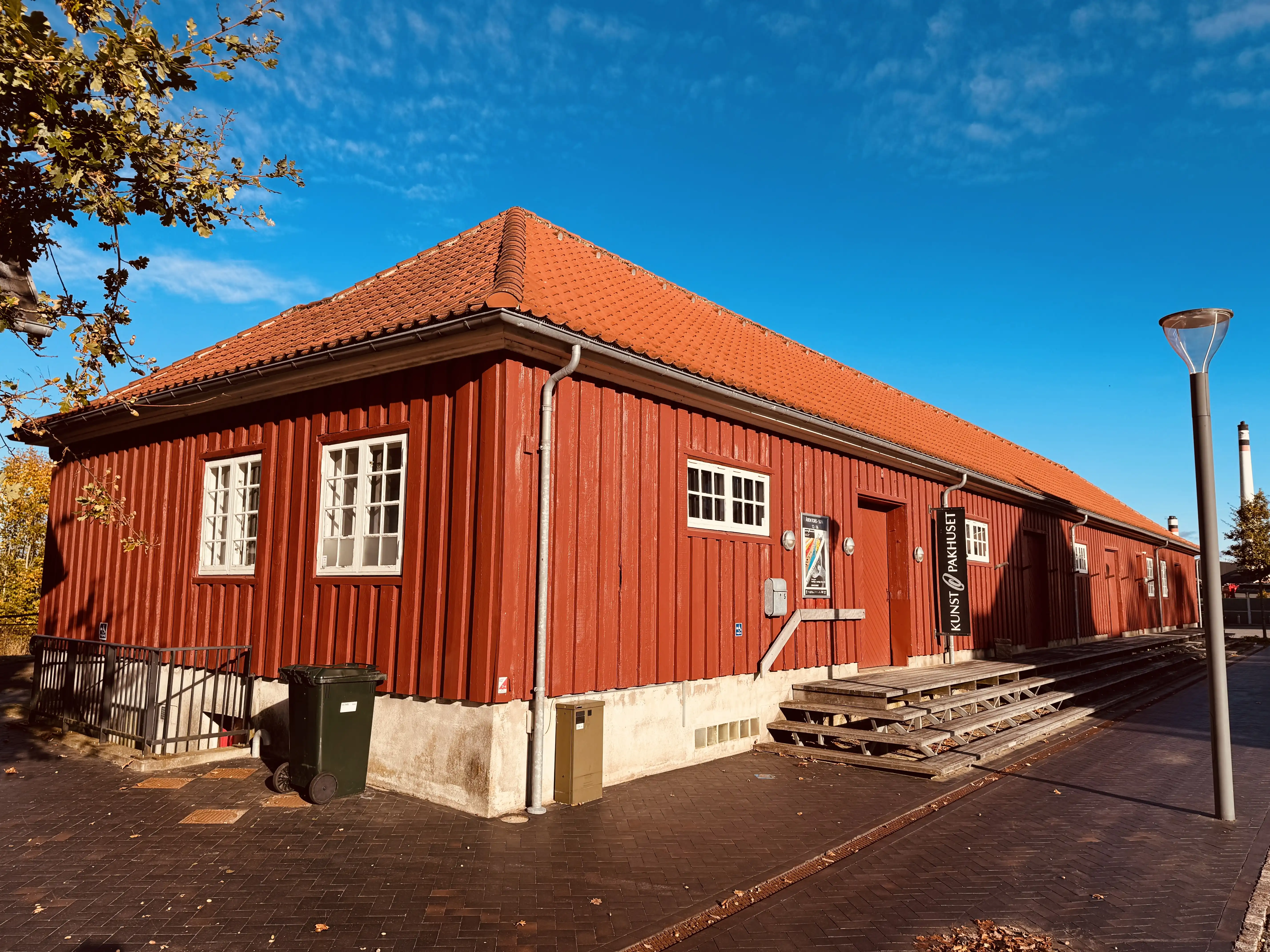 Billede af Ikast Stations varehus.