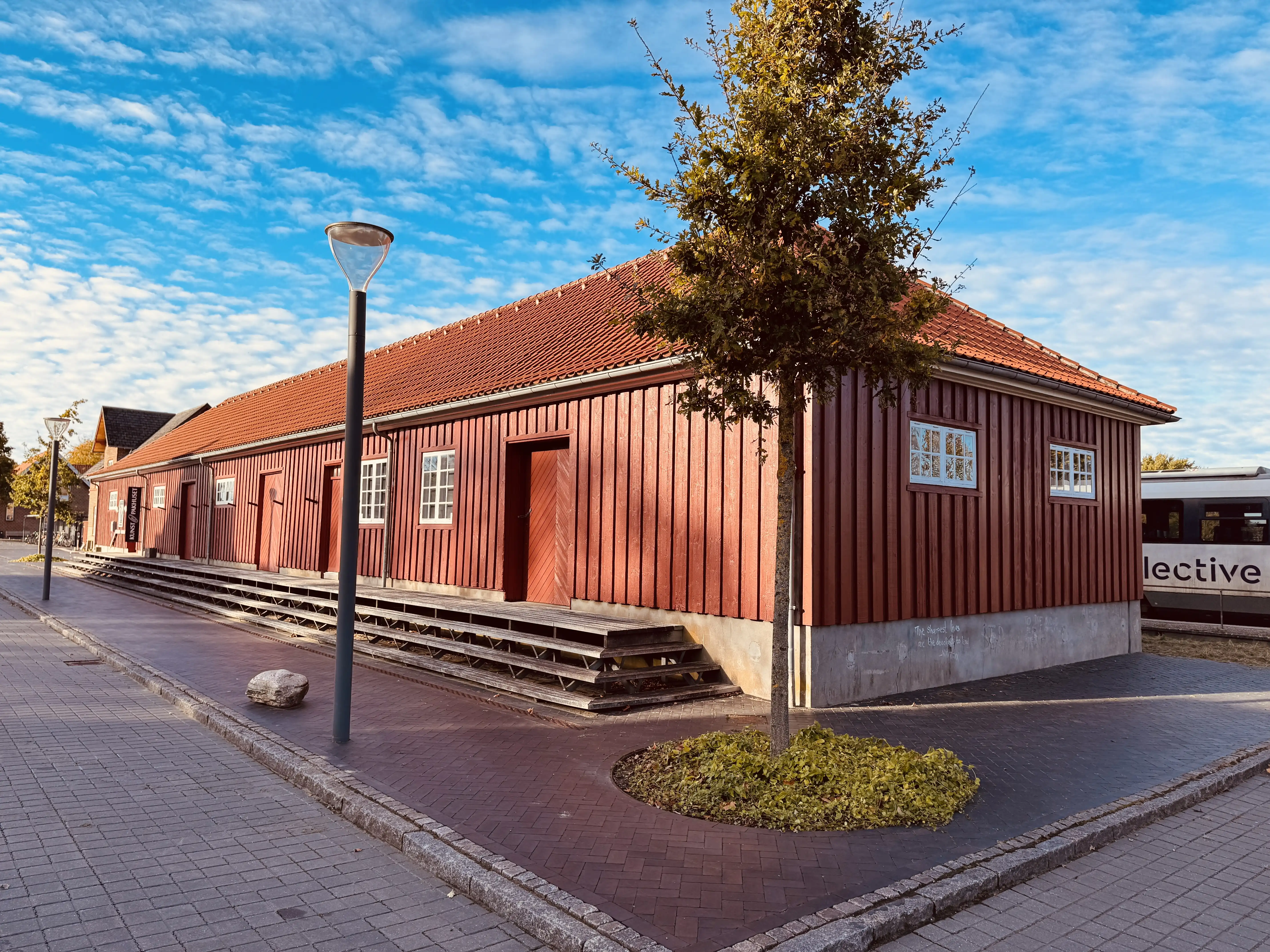 Billede af Ikast Stations varehus.