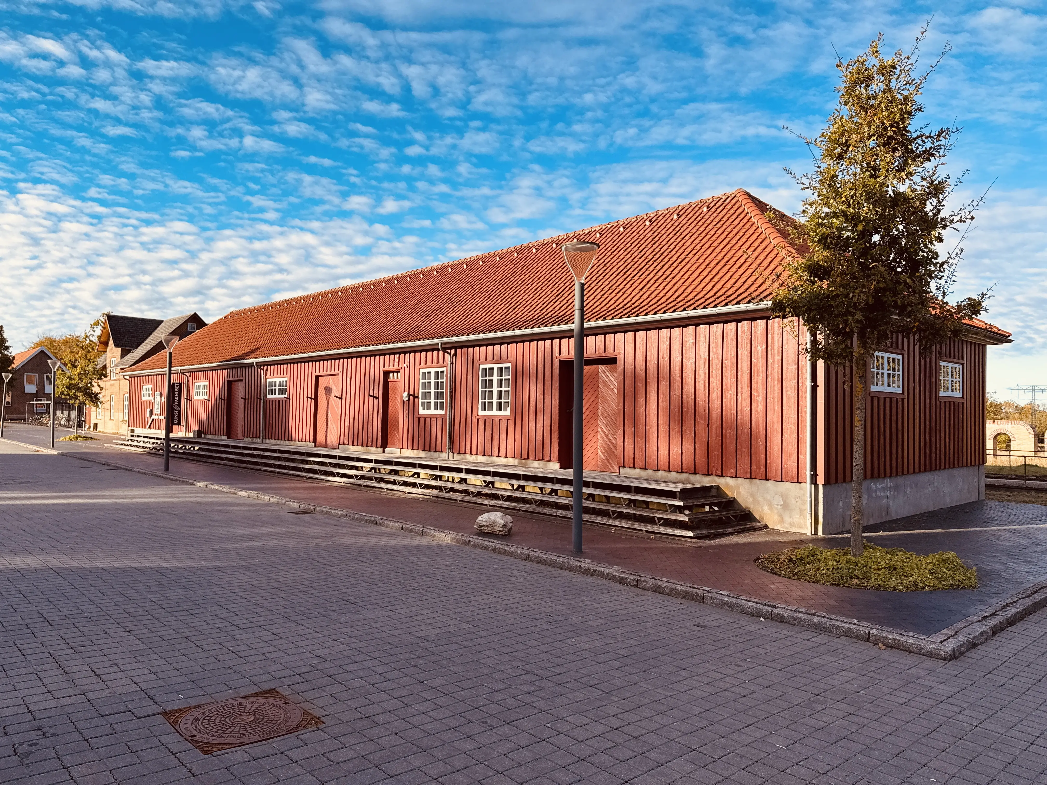 Billede af Ikast Stations varehus.