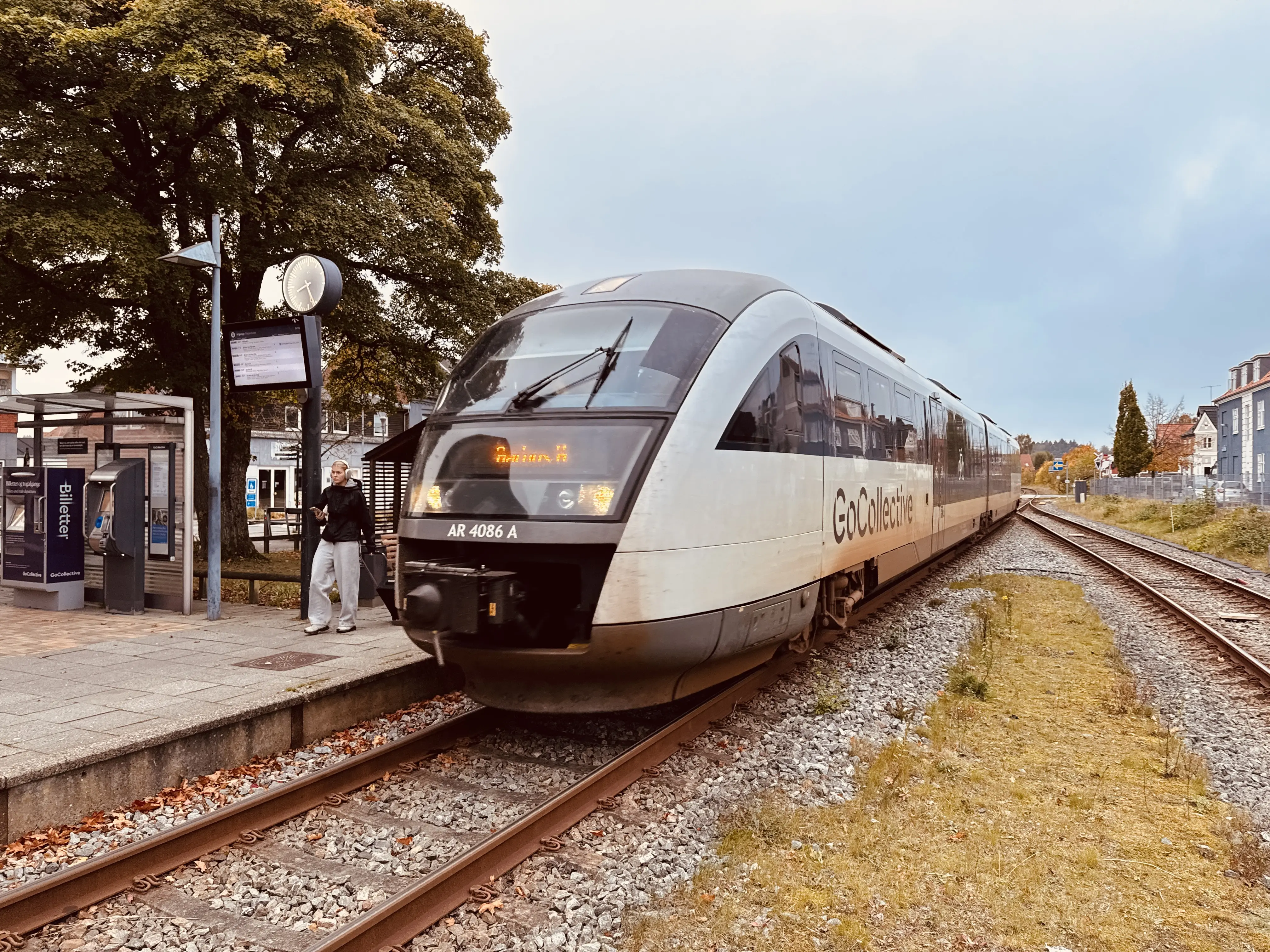 Billede af GoCollective AR 4086, tidligere DSB MQ 4126-4926 fotograferet ud for Ry Station. Billede af GoCollective AR 4086, tidligere DSB MQ 4126-4926 fotograferet ud for Ry Station.