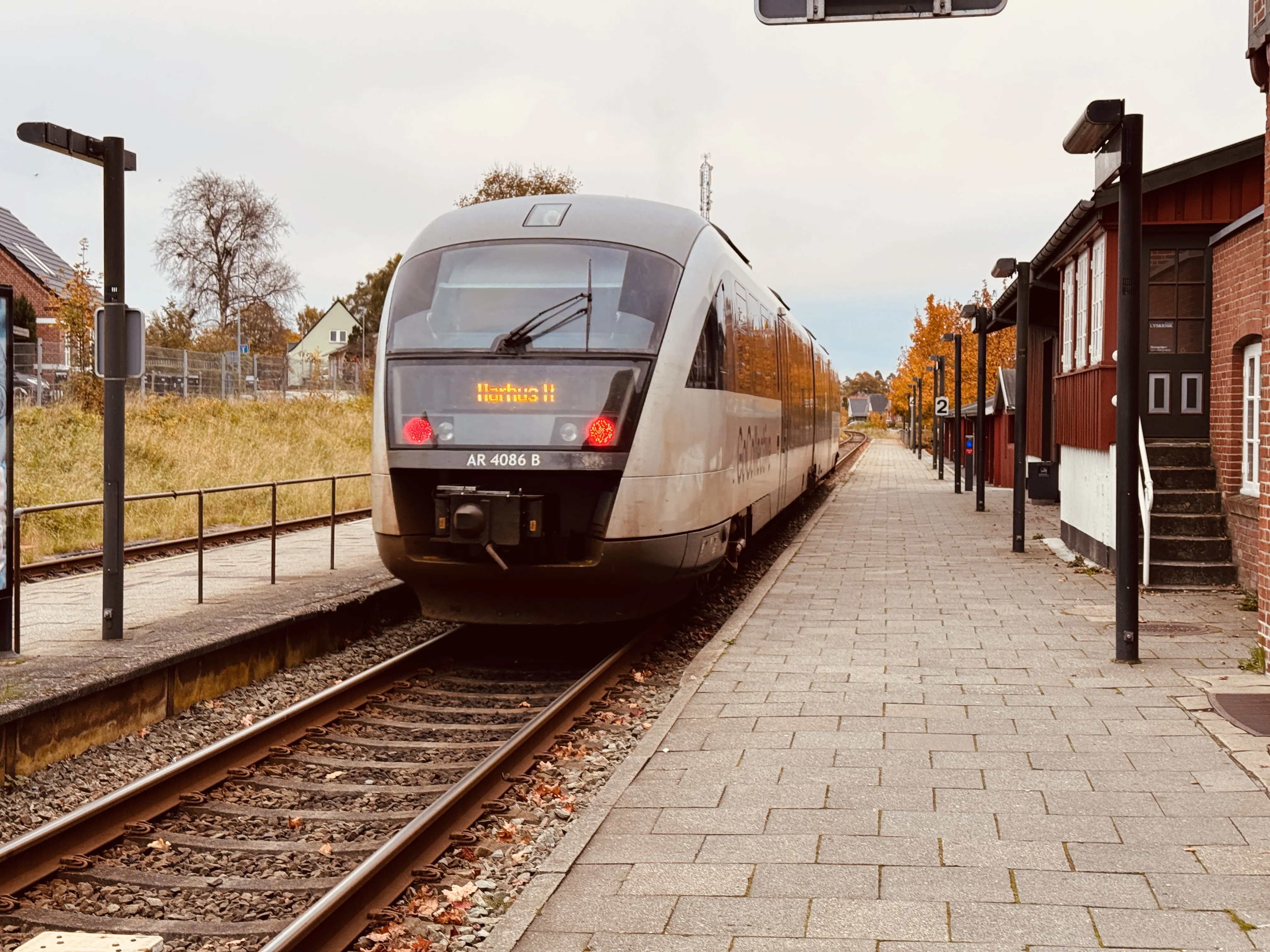 Billede af GoCollective AR 4086, tidligere DSB MQ 4126-4926 fotograferet ud for Ry Station. Billede af GoCollective AR 4086, tidligere DSB MQ 4126-4926 fotograferet ud for Ry Station.