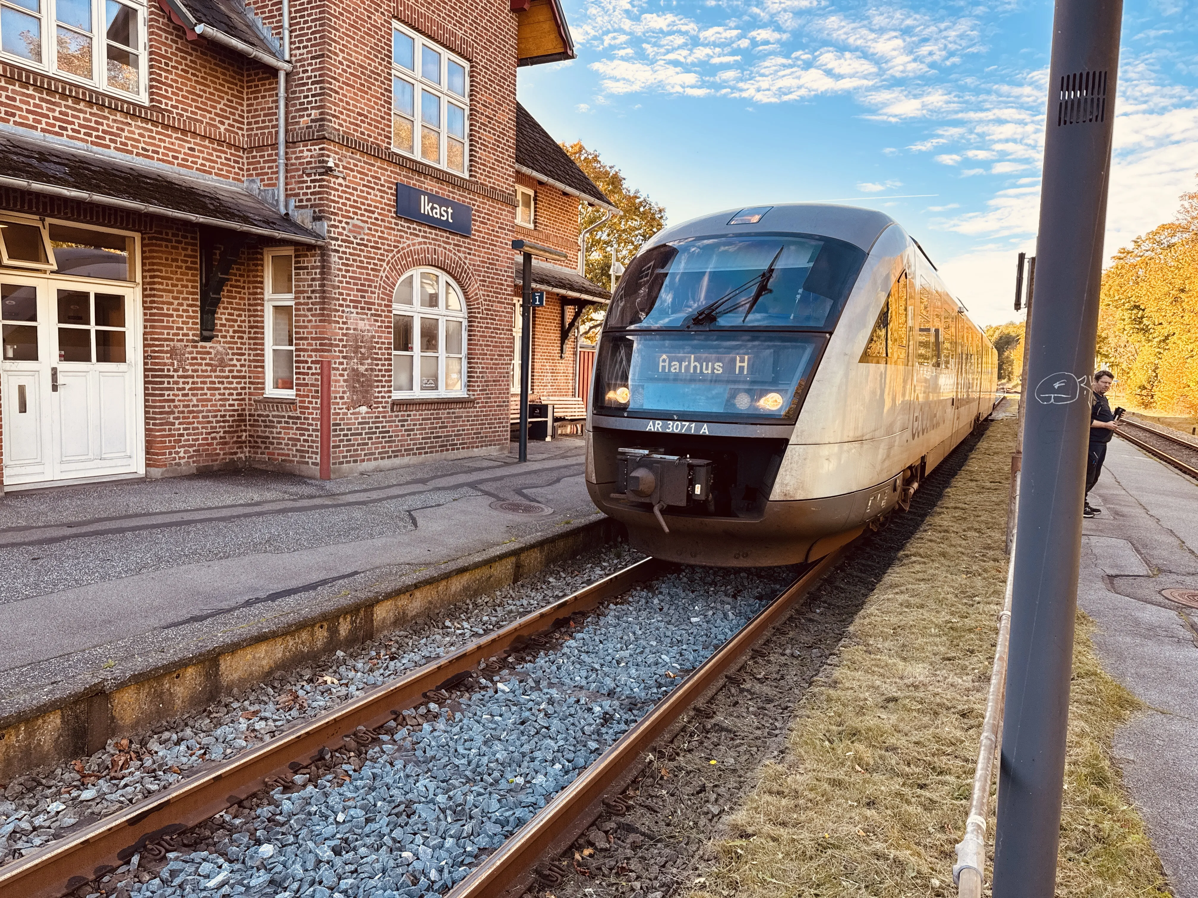 Billede af GoCollective AR 3071, tidligere DSB MQ 4121-4921 fotograferet ud for Ikast Station.