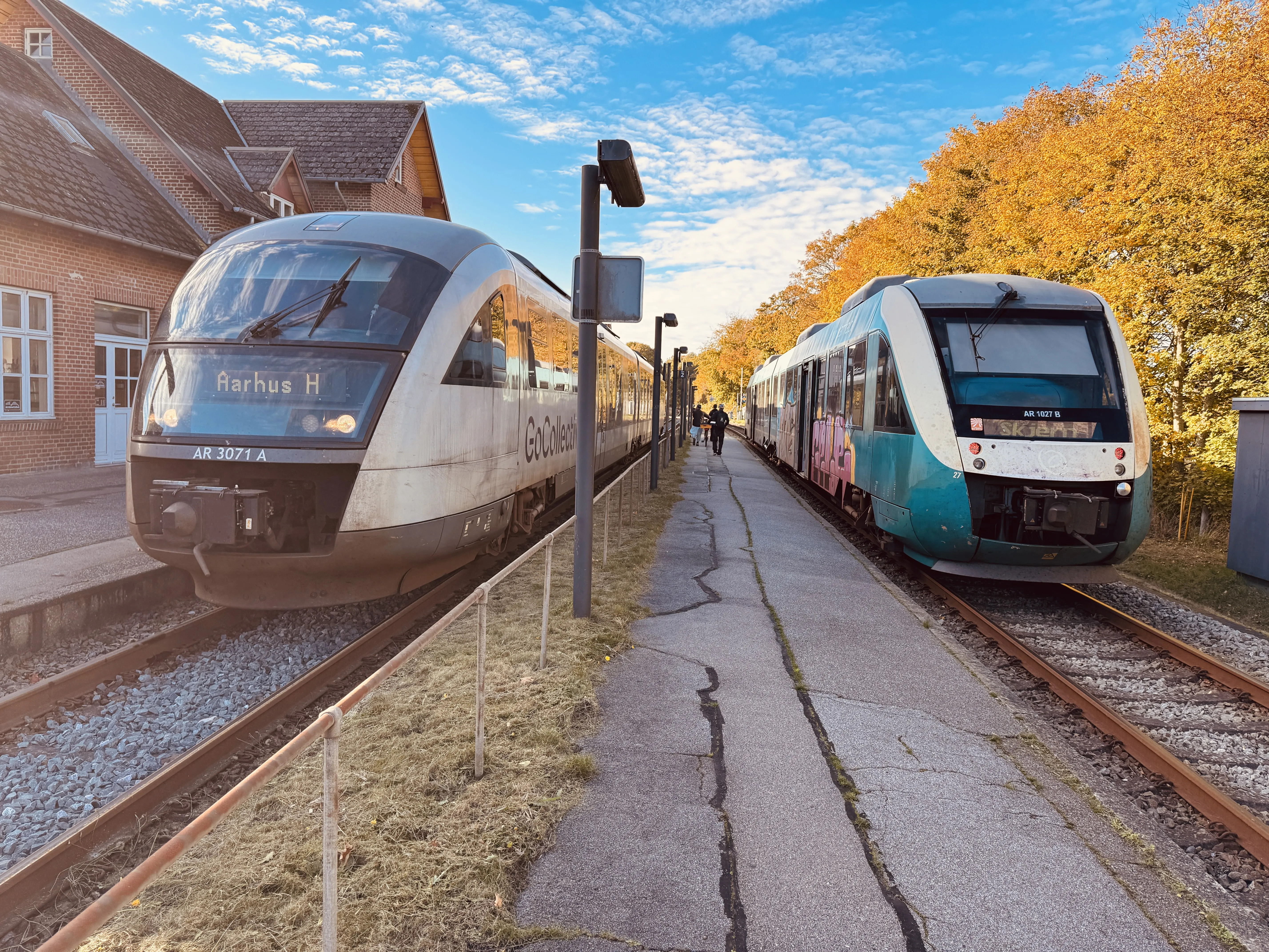 Billede af GoCollective AR 1027, tidligere ARRIVA AR 1027 i krydsning med GoCollective AR 3071, fotograferet ud for Ikast Station.