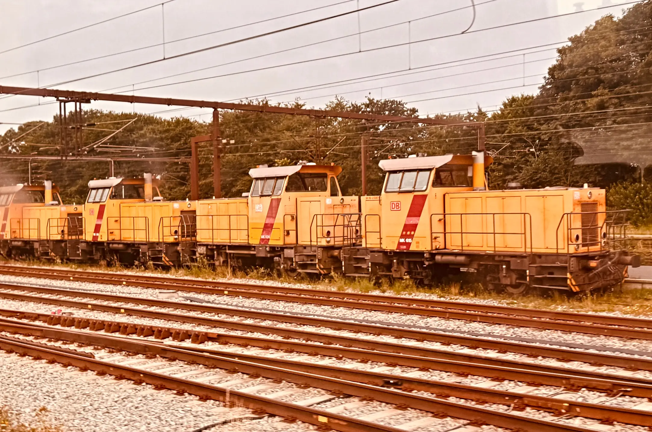 Billede af DBCSC MK 615, tidligere DSB MK 615, længst til højre, fotograferet ud for Fredericia Station. Billede af DBCSC MK 615, tidligere DSB MK 615, længst til højre, fotograferet ud for Fredericia Station.