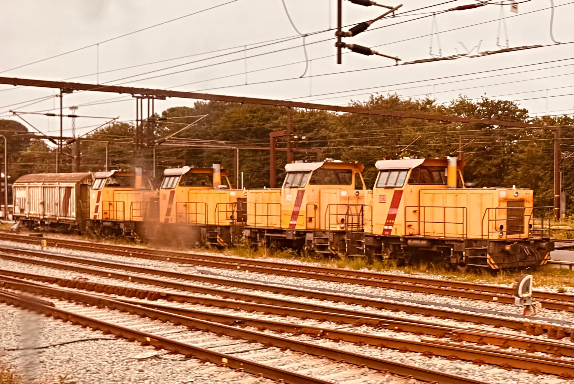 Billede af DBCSC MK 615, tidligere DSB MK 615, længst til højre, fotograferet ud for Fredericia Station. Billede af DBCSC MK 615, tidligere DSB MK 615, længst til højre, fotograferet ud for Fredericia Station.