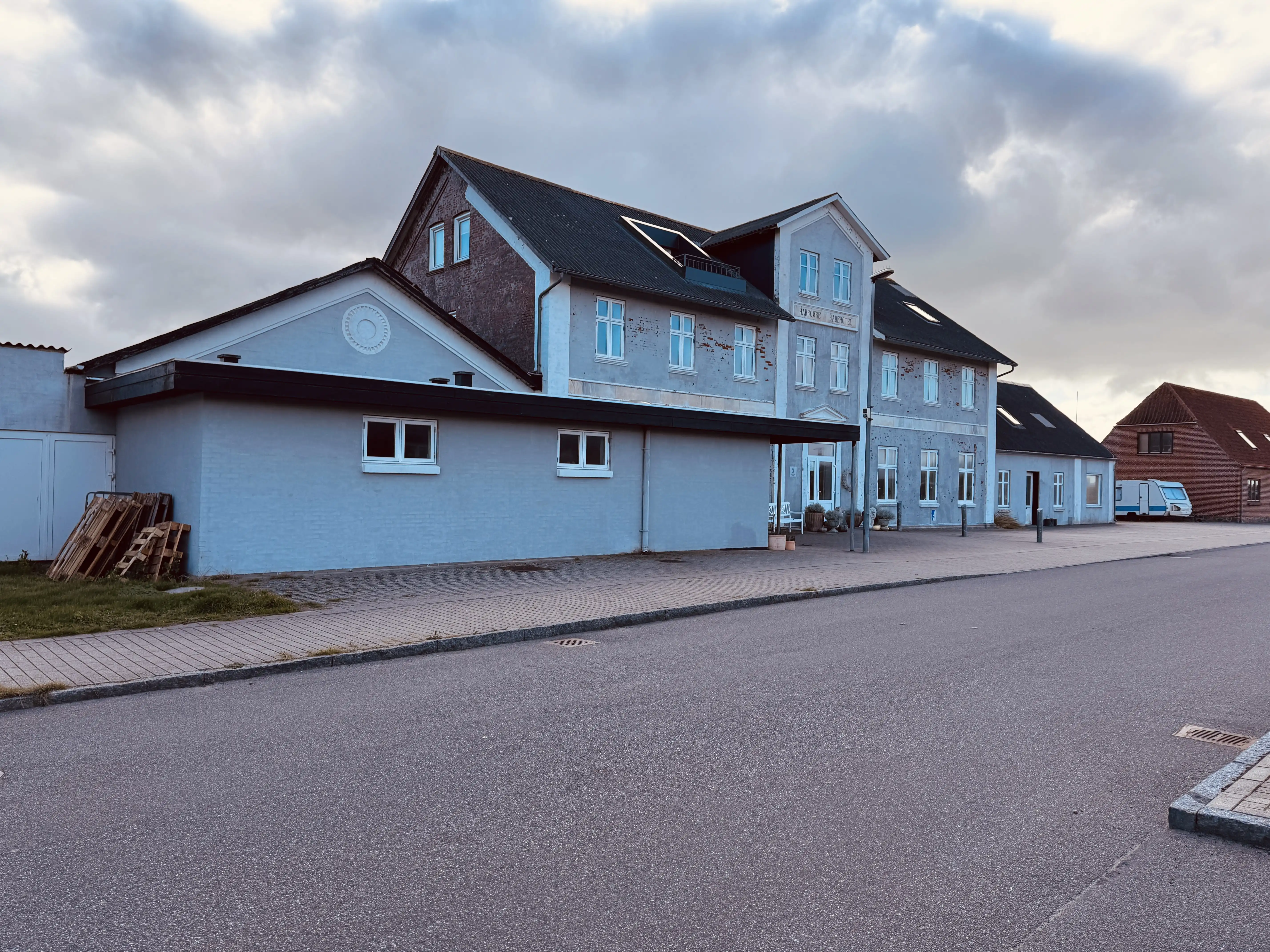 Billede af Harboøre Badehotel, som ligger over for Harboøre Station. Billede af Harboøre Badehotel, som ligger over for Harboøre Station.