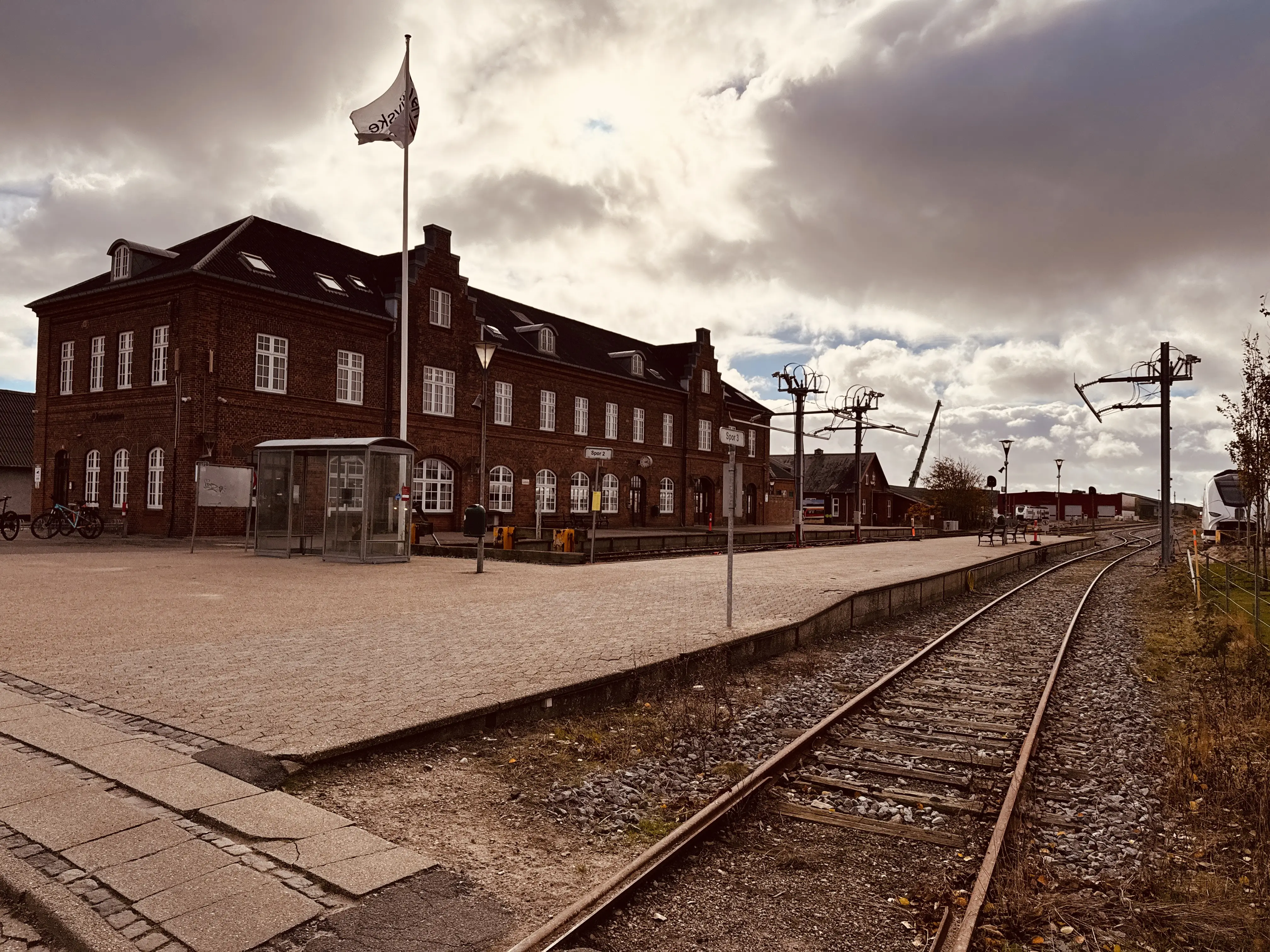 Billede af Lemvig Station - med ladestandere til Siemens Mireo Plus B batteritogene. Billede af Lemvig Station - med ladestandere til Siemens Mireo Plus B batteritogene.
