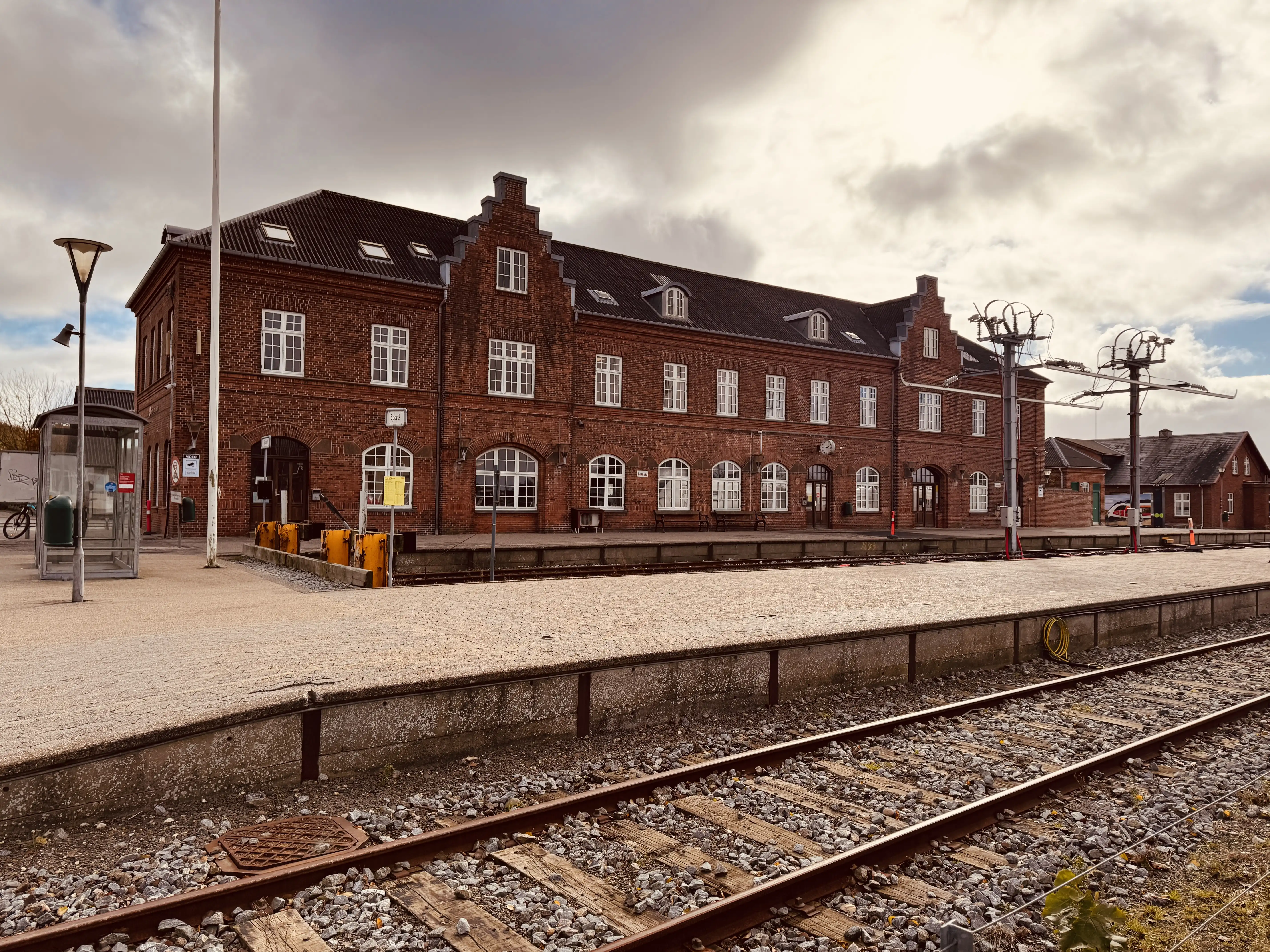 Billede af Lemvig Station - med ladestandere til Siemens Mireo Plus B batteritogene. Billede af Lemvig Station - med ladestandere til Siemens Mireo Plus B batteritogene.
