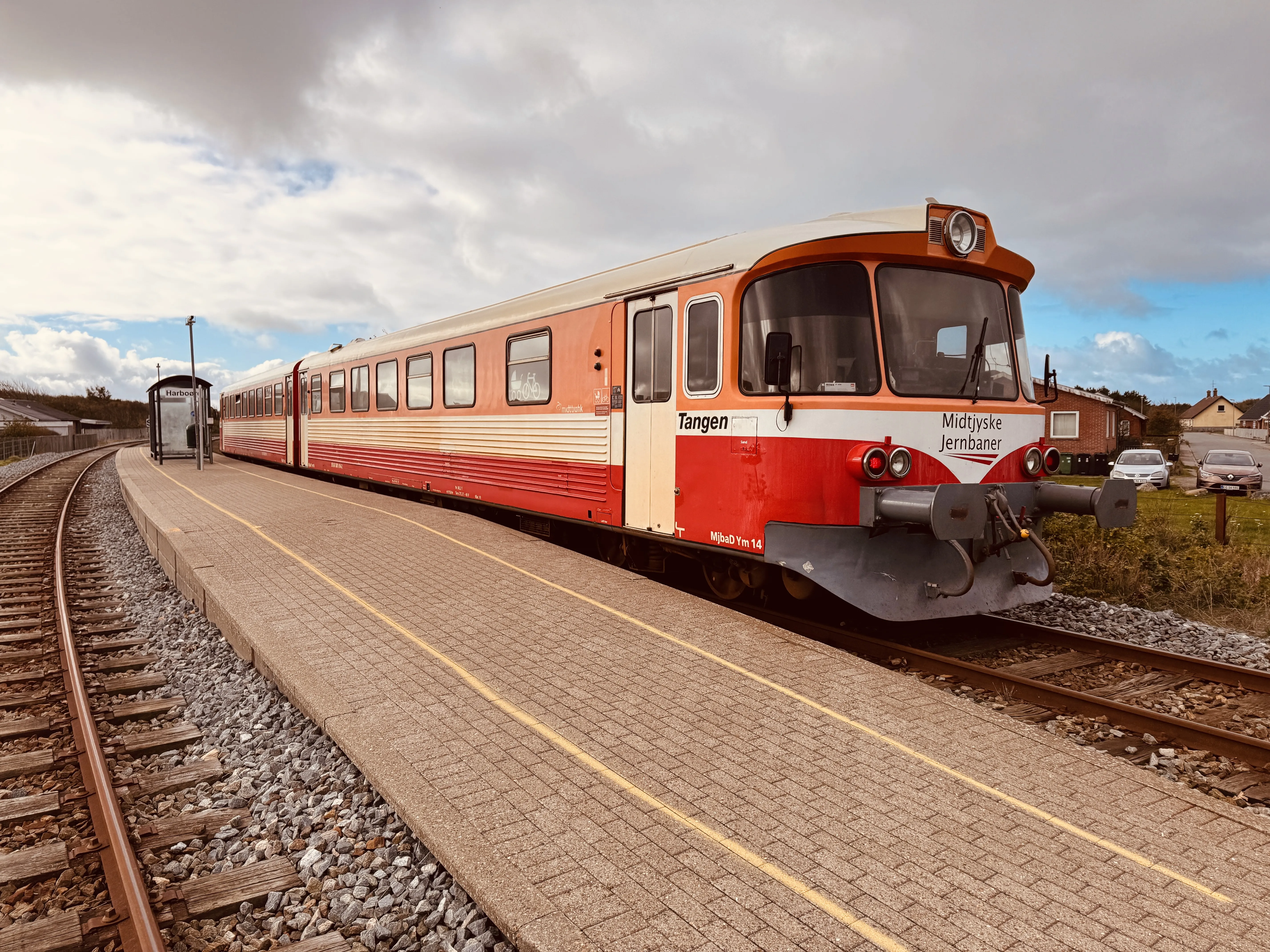 Billede af MjbaD YM 14, tidligere VLTJ YM 14 fotograferet ud for Harboøre Trinbræt. Billede af MjbaD YM 14, tidligere VLTJ YM 14 fotograferet ud for Harboøre Trinbræt.