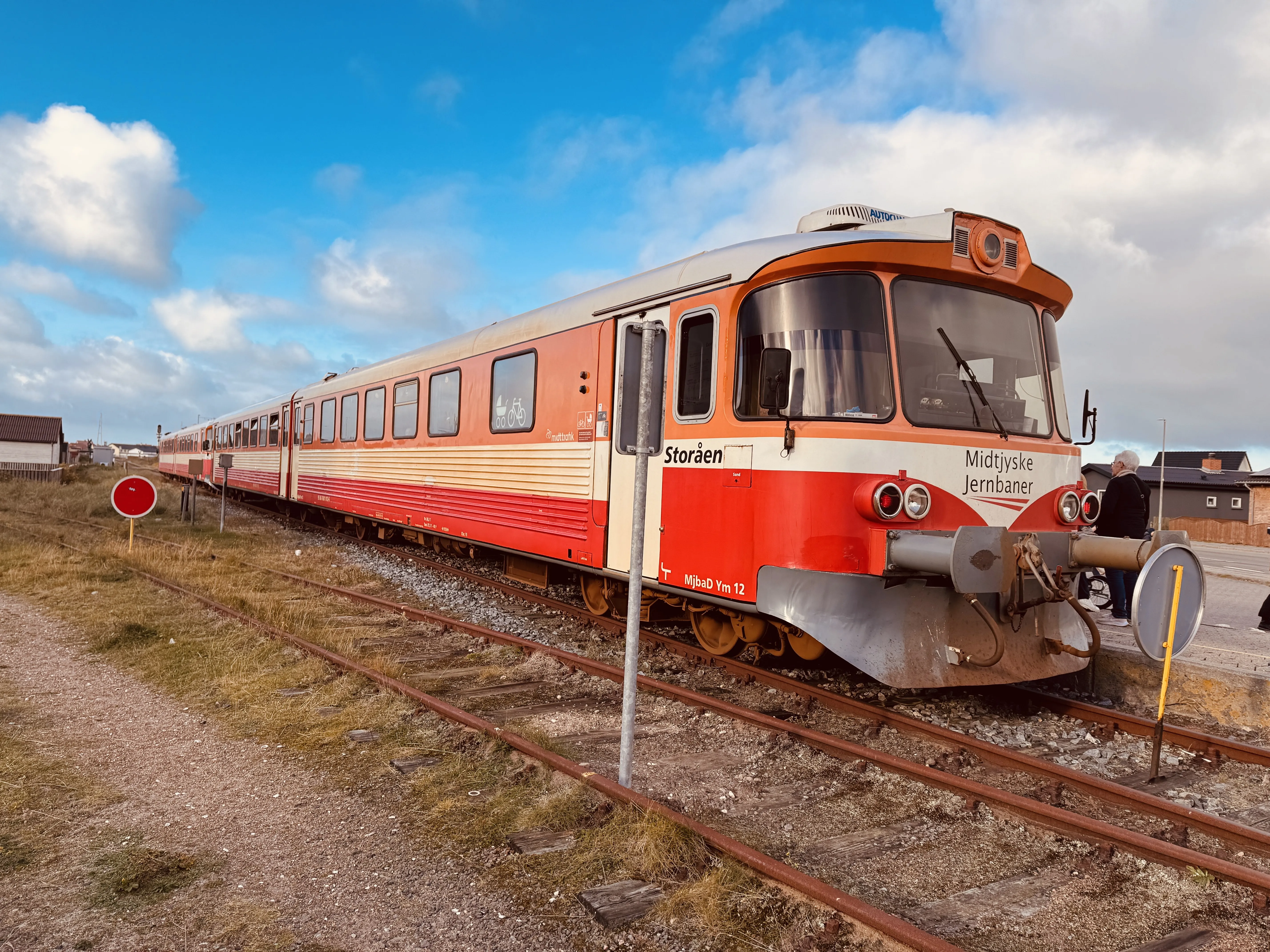 Billede af MjbaD YM 12, tidligere VLTJ YM 12 fotograferet ud for Thyborøn Havn Trinbræt. Billede af MjbaD YM 12, tidligere VLTJ YM 12 fotograferet ud for Thyborøn Havn Trinbræt.