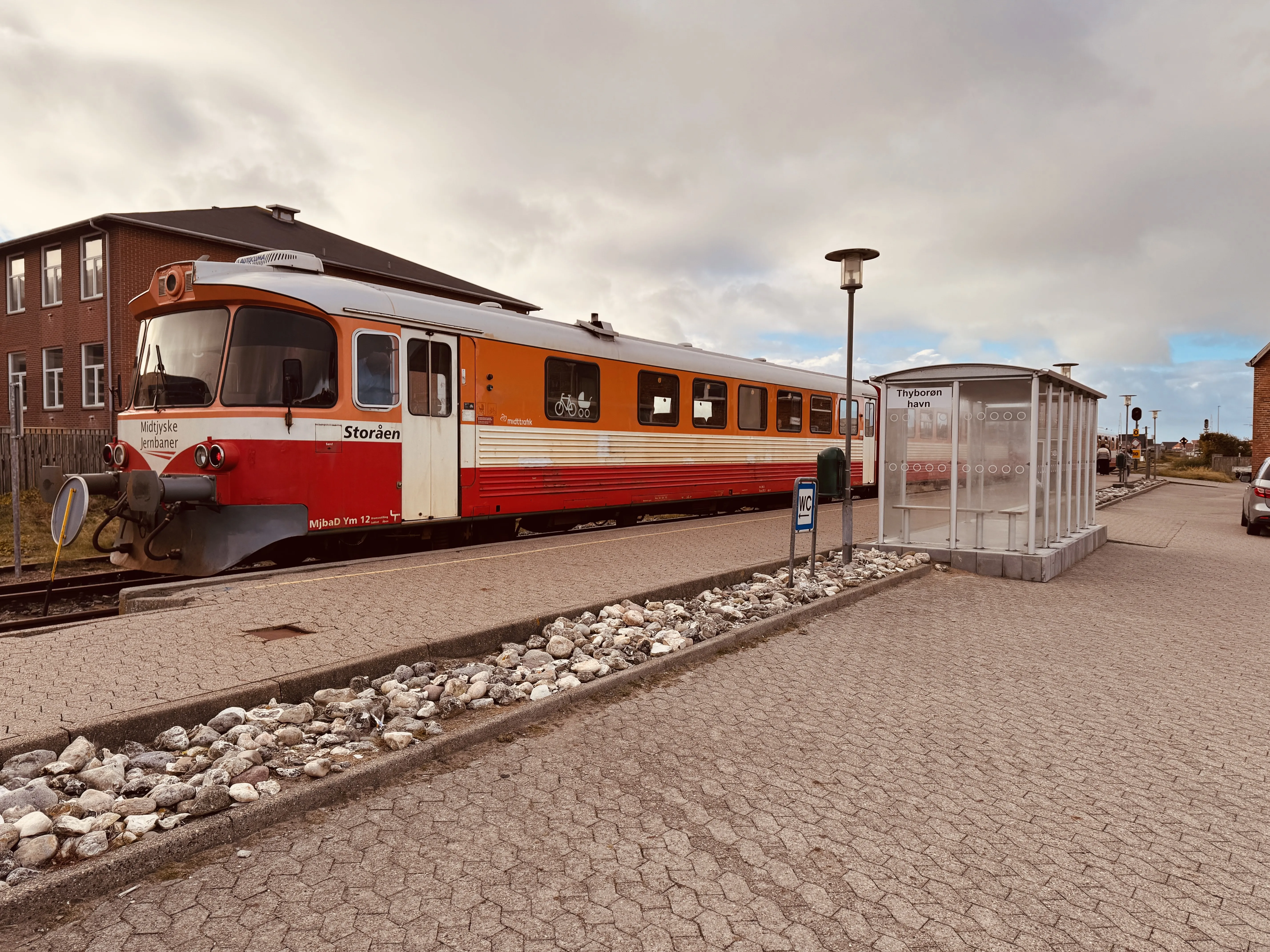 Billede af MjbaD YM 12, tidligere VLTJ YM 12 fotograferet ud for Thyborøn Havn Trinbræt. Billede af MjbaD YM 12, tidligere VLTJ YM 12 fotograferet ud for Thyborøn Havn Trinbræt.