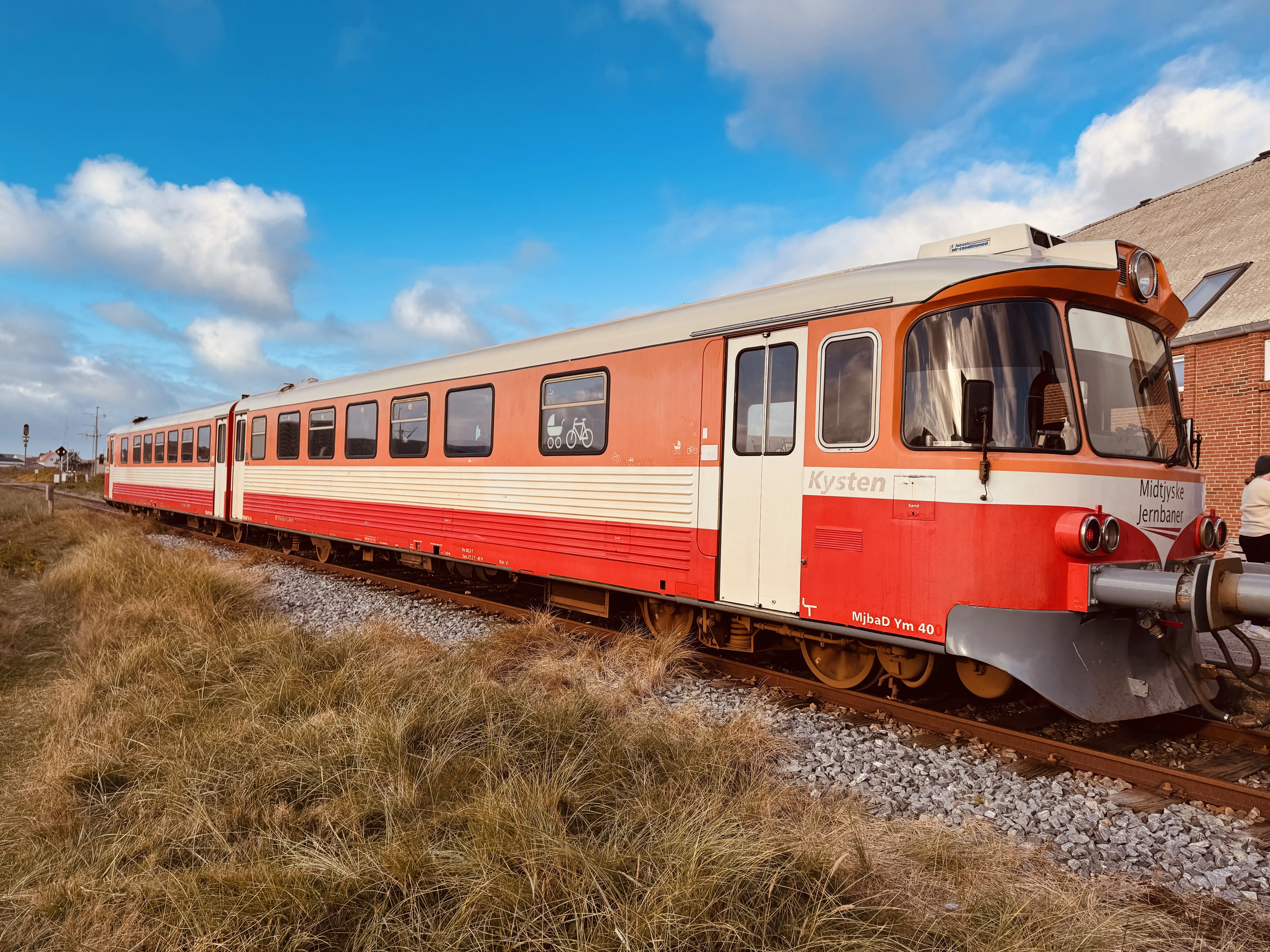 Billede af MjbaD YM 40, tidligere OHJ-HTJ YM 56 fotograferet ud for Thyborøn Havn Trinbræt. Billede af MjbaD YM 40, tidligere OHJ-HTJ YM 56 fotograferet ud for Thyborøn Havn Trinbræt.