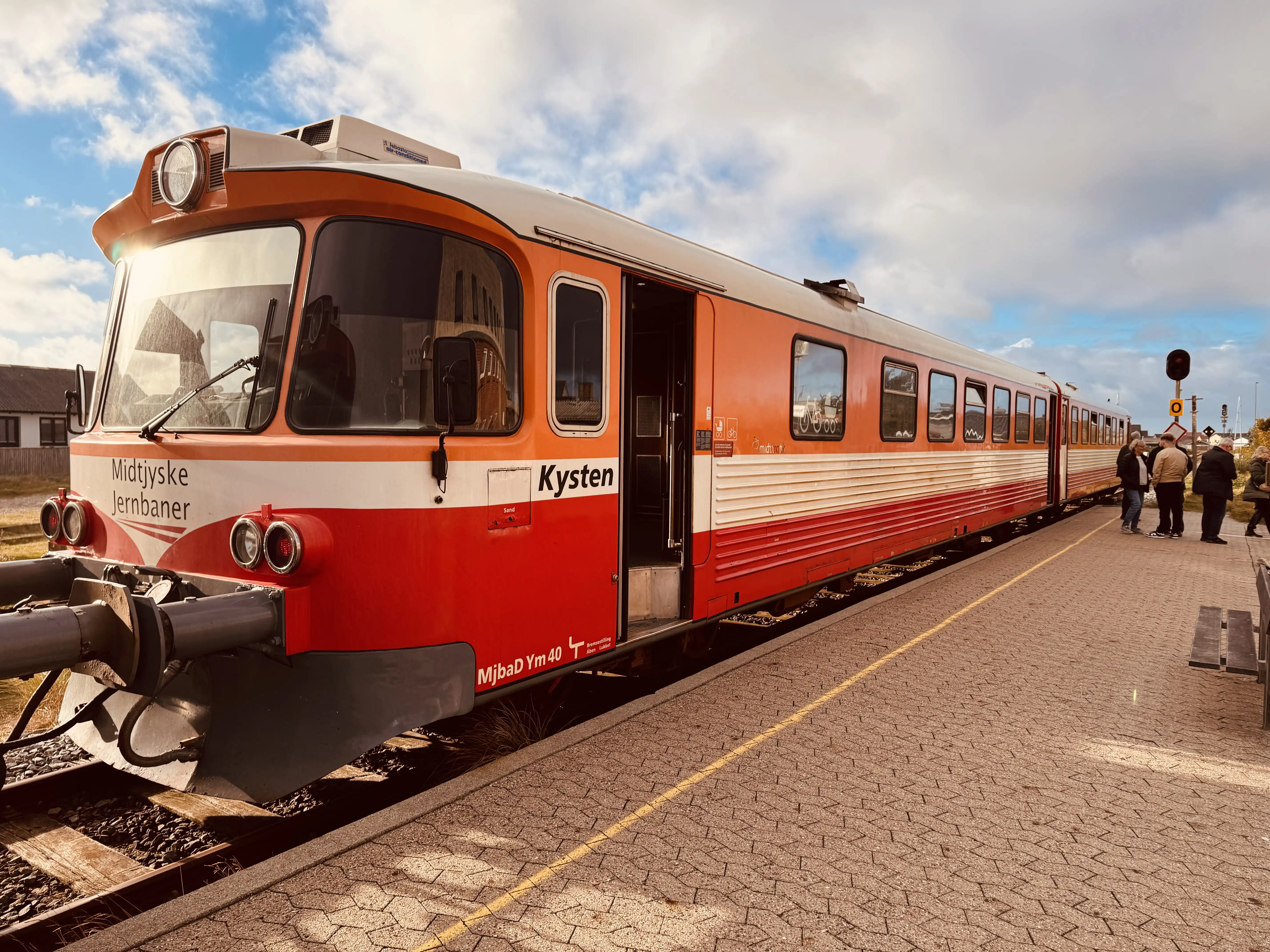 Billede af MjbaD YM 40, tidligere OHJ-HTJ YM 56 fotograferet ud for Thyborøn Havn Trinbræt. Billede af MjbaD YM 40, tidligere OHJ-HTJ YM 56 fotograferet ud for Thyborøn Havn Trinbræt.