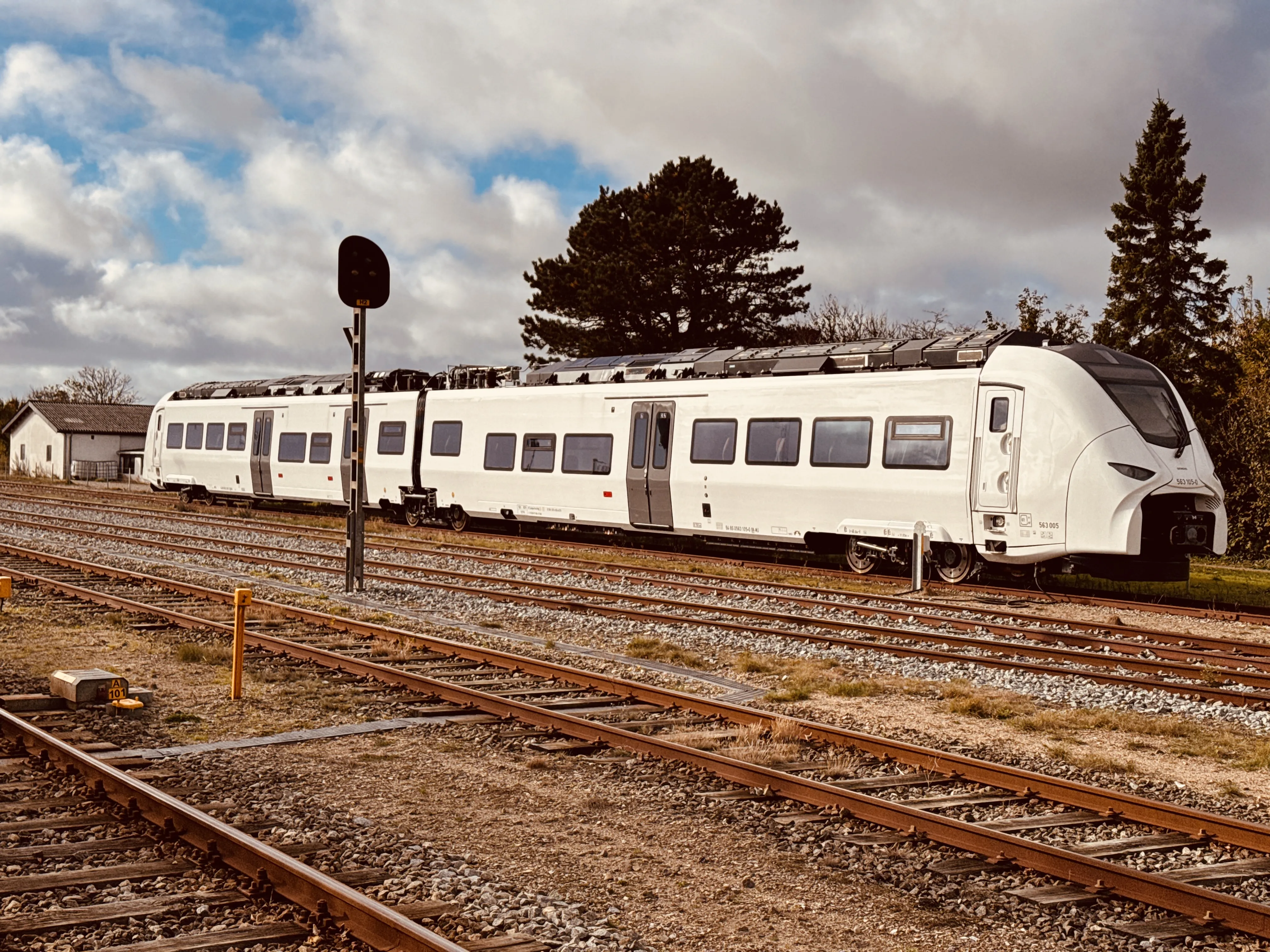 Billede af MjbaD 563 005 + MjbaD 563 105 fotograferet ud for Lemvig Station. Billede af MjbaD 563 005 + MjbaD 563 105 fotograferet ud for Lemvig Station.