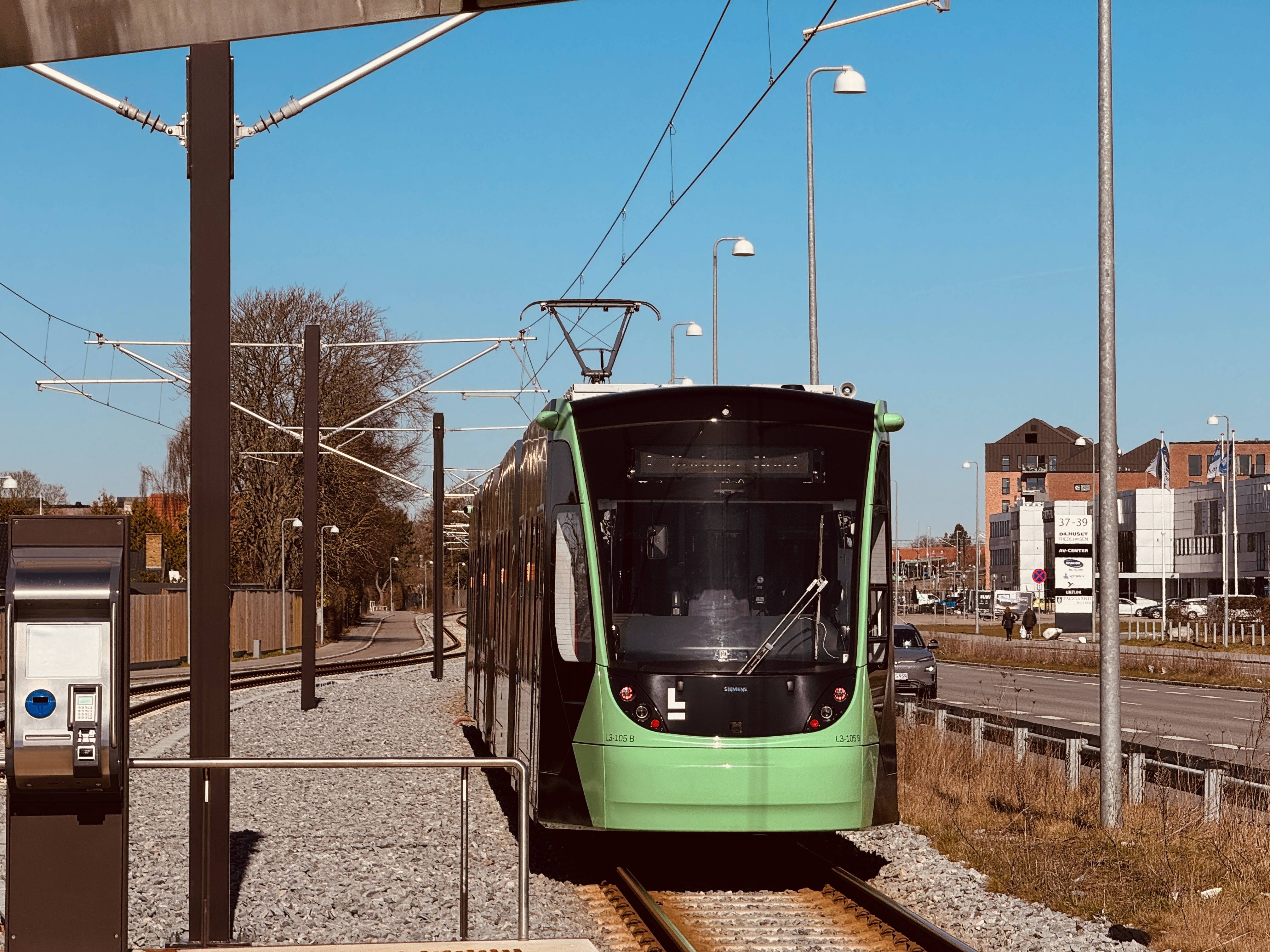 Billede af L3 105 fotograferet ud for Kirkebjerg Letbanestation.