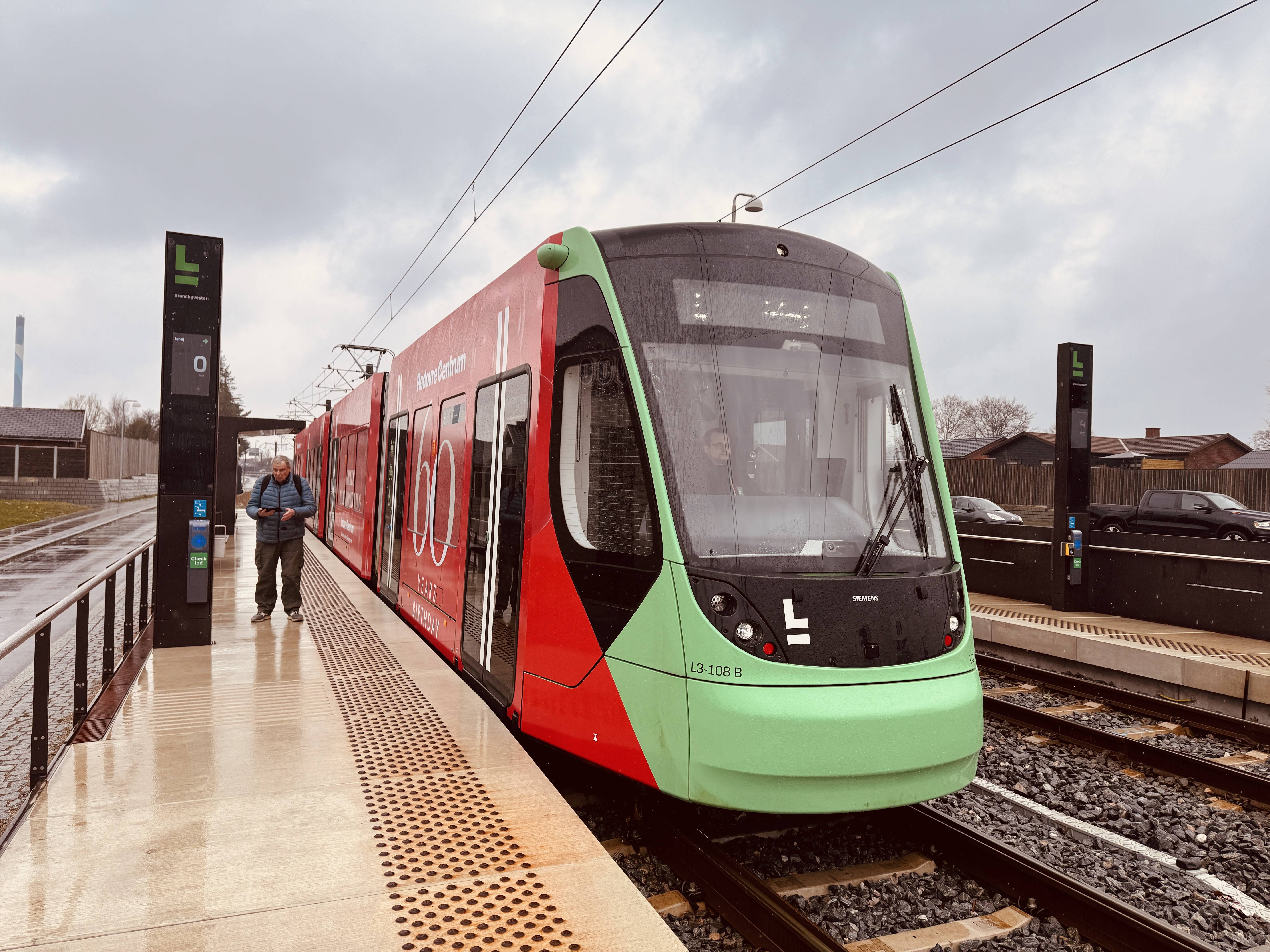 Billede af L3 108 fotograferet ud for Brøndbyvester Letbanestation.