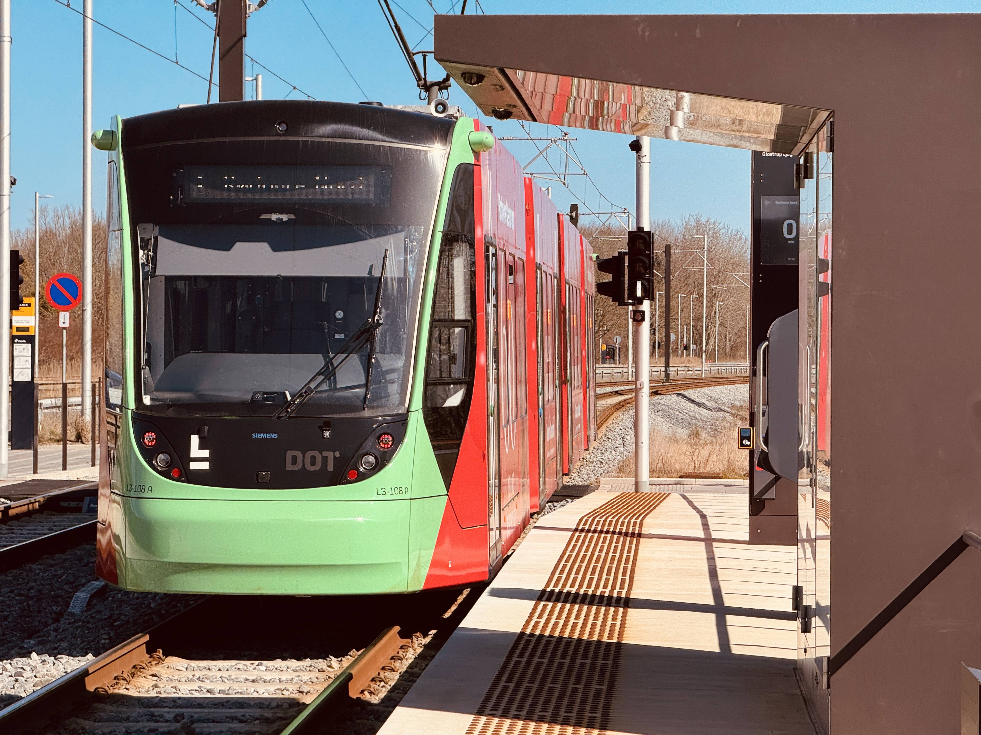 Billede af L3 108 fotograferet ud for Glostrup Ejby Letbanestation.