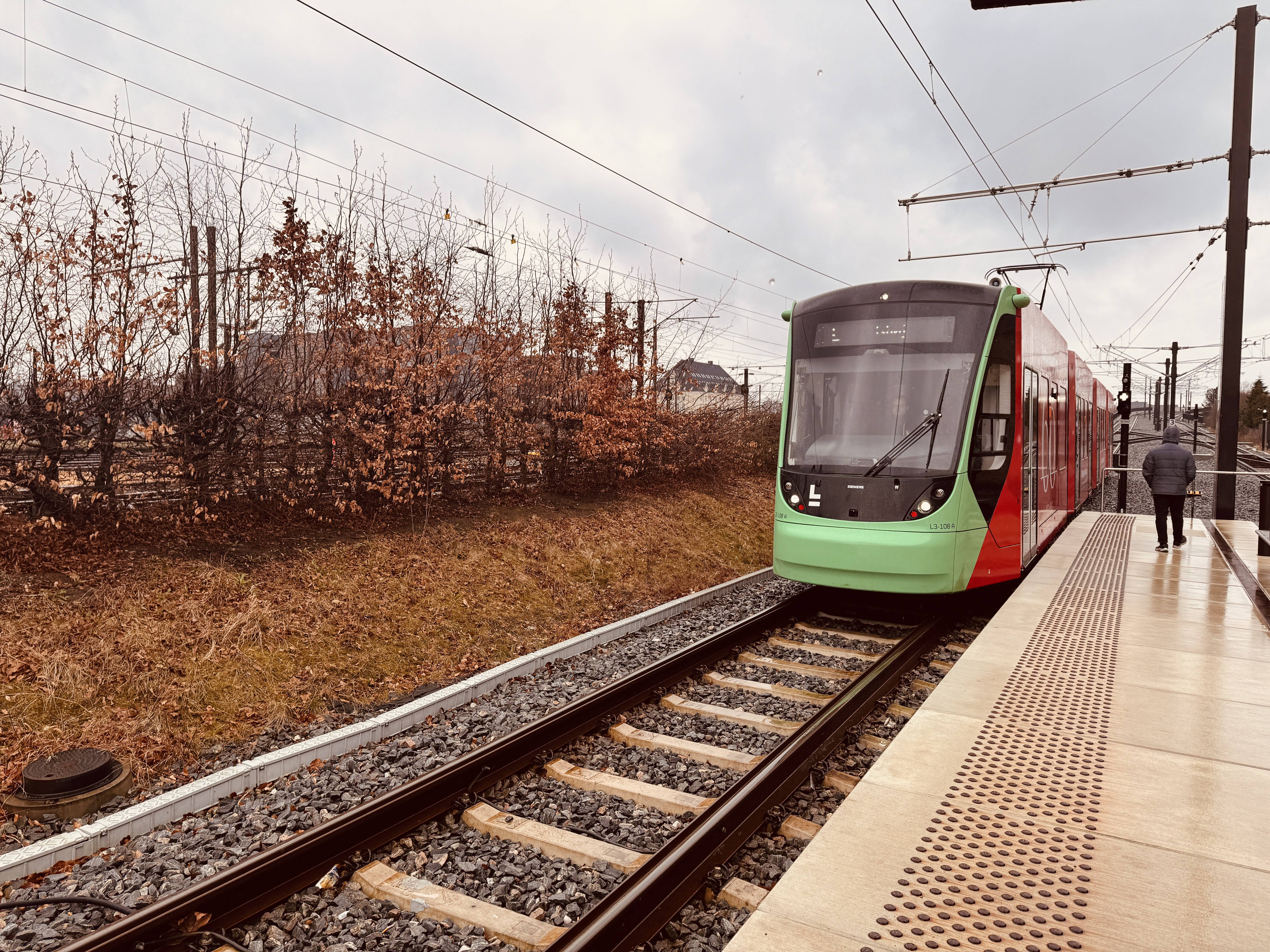 Billede af L3 108 fotograferet ud for Glostrup Letbanestation.