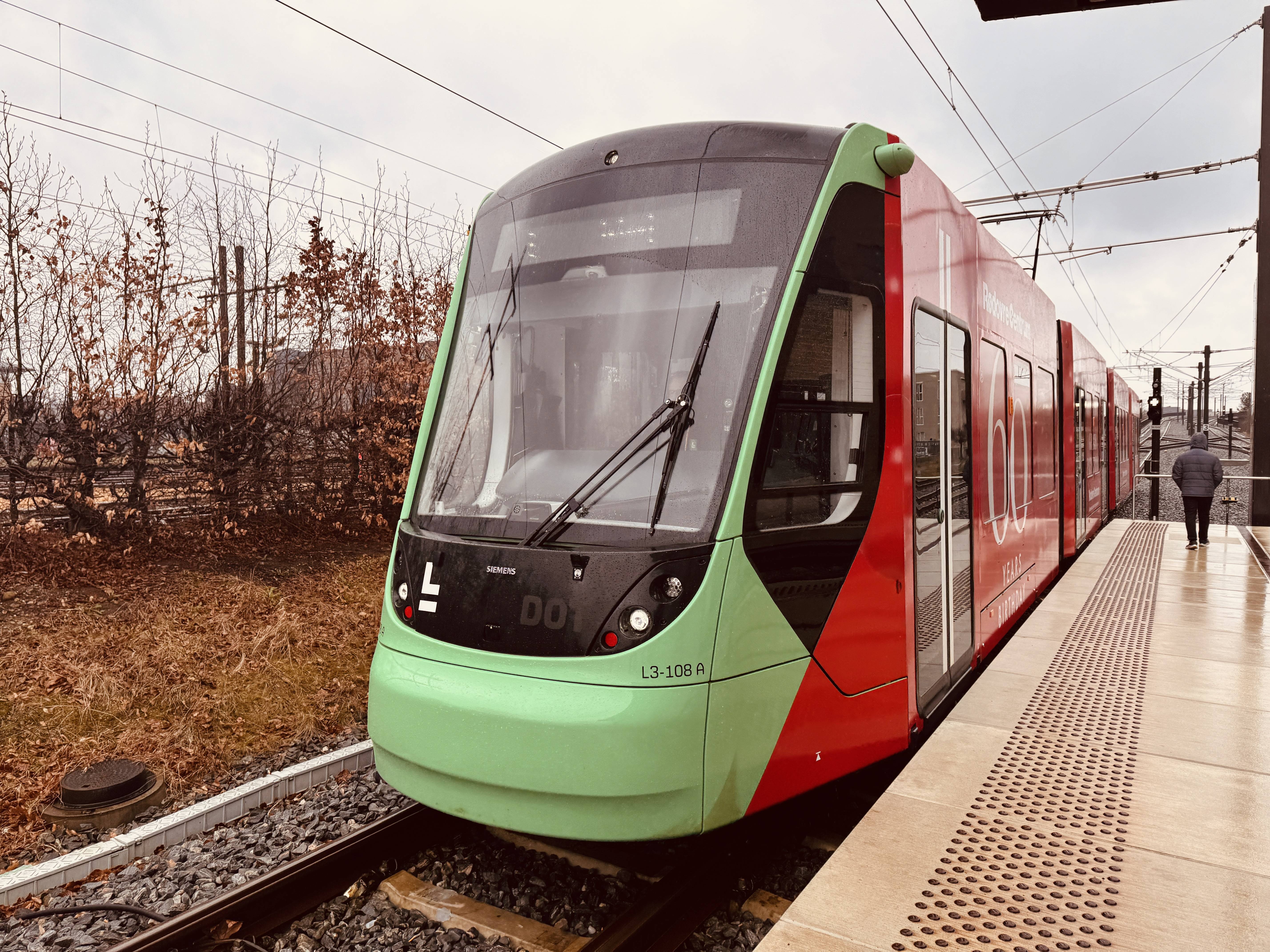 Billede af L3 108 fotograferet ud for Glostrup Letbanestation.